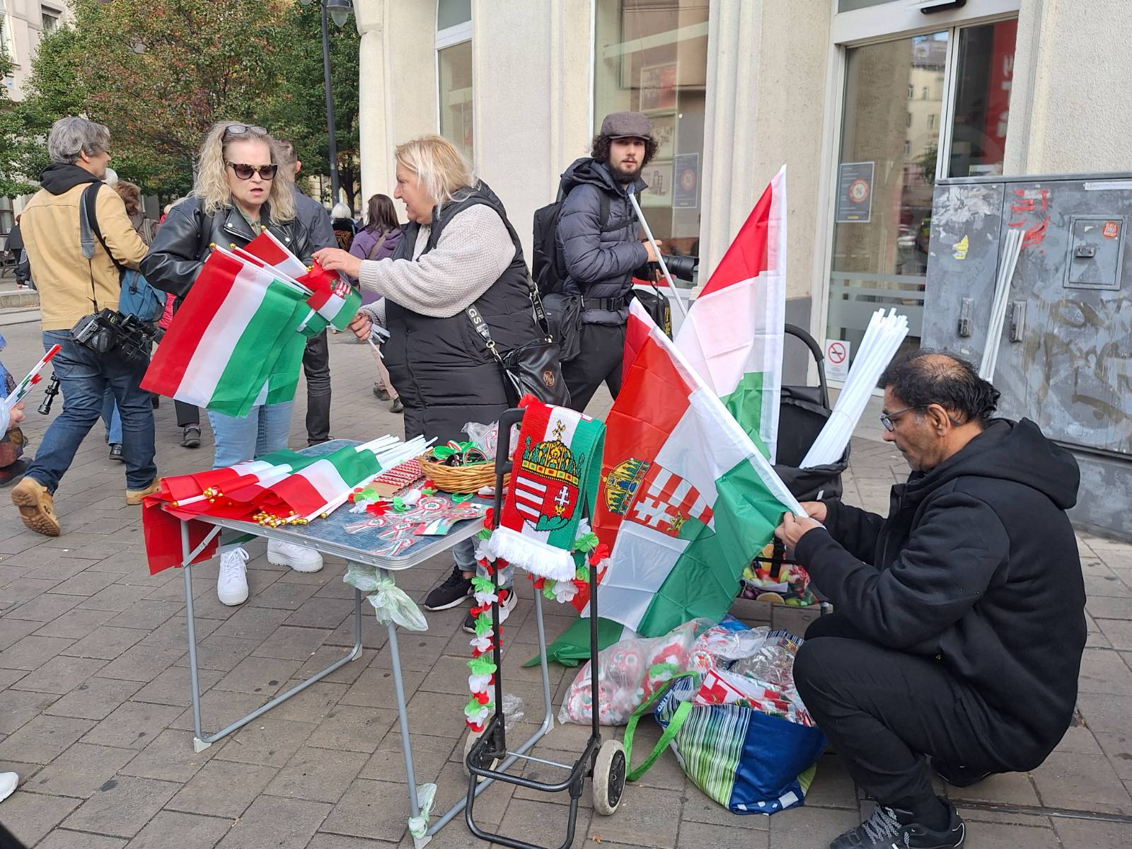 Prodajanje zastavic pred shodom na Madžarskem