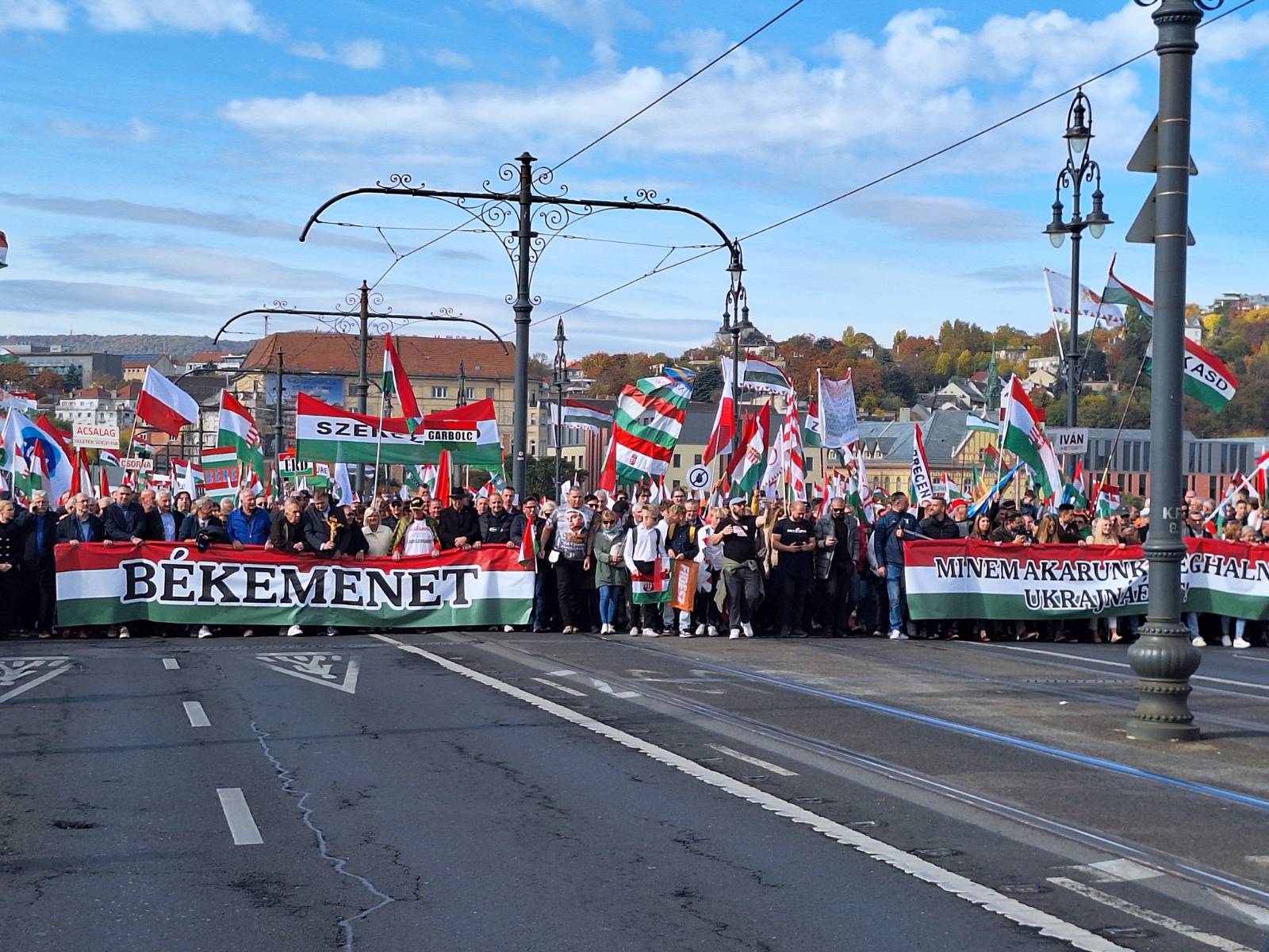 Povorka Orbanovih mirovnikov krenila preko Margaretinega mostu proti parlamentu