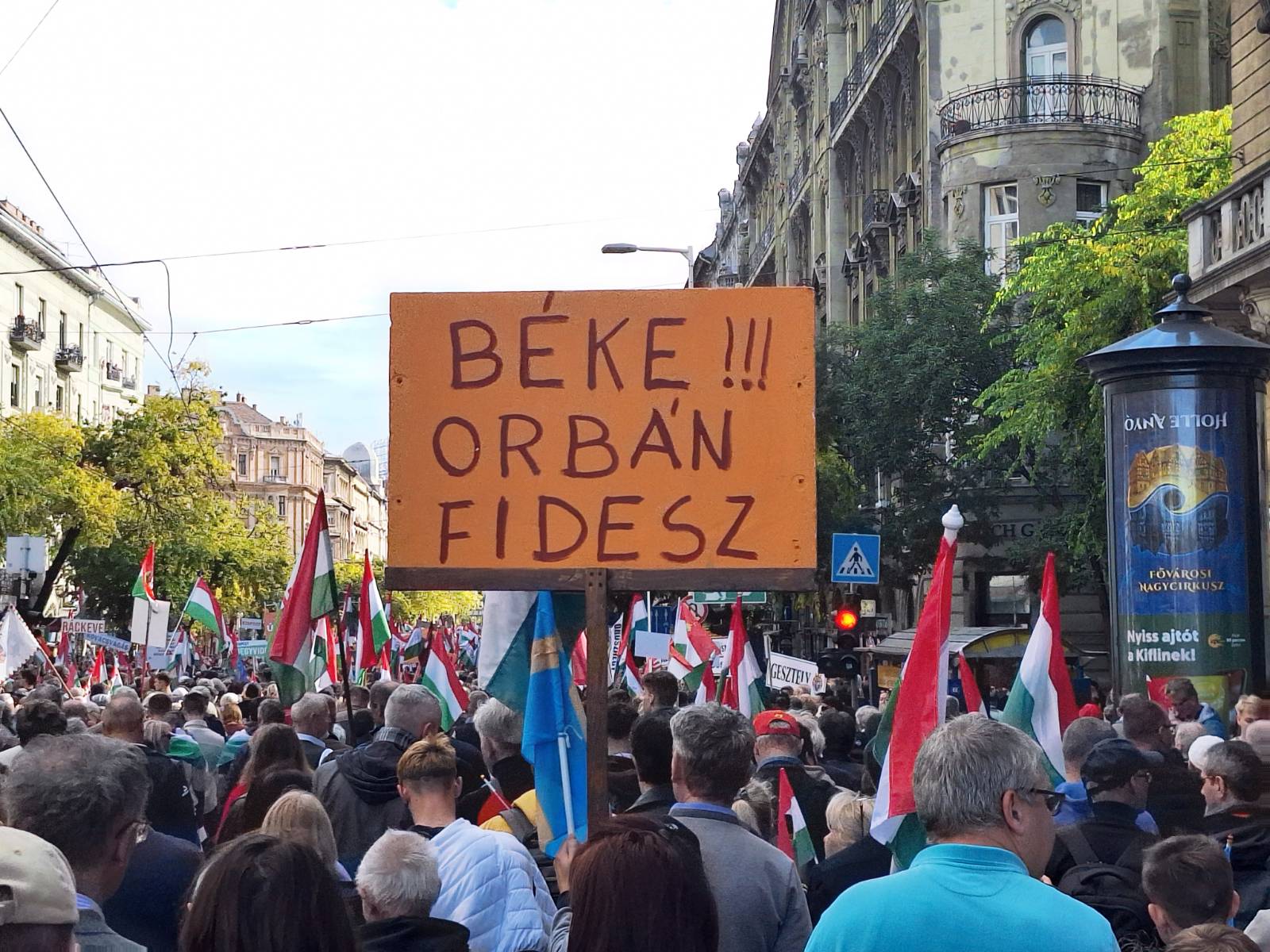 Na transparentu piše: "Mir, Orban Fidesz"