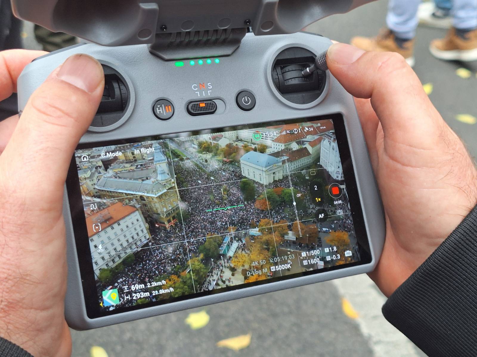 Obeh shodov so se udeležile velike množice ljudi.