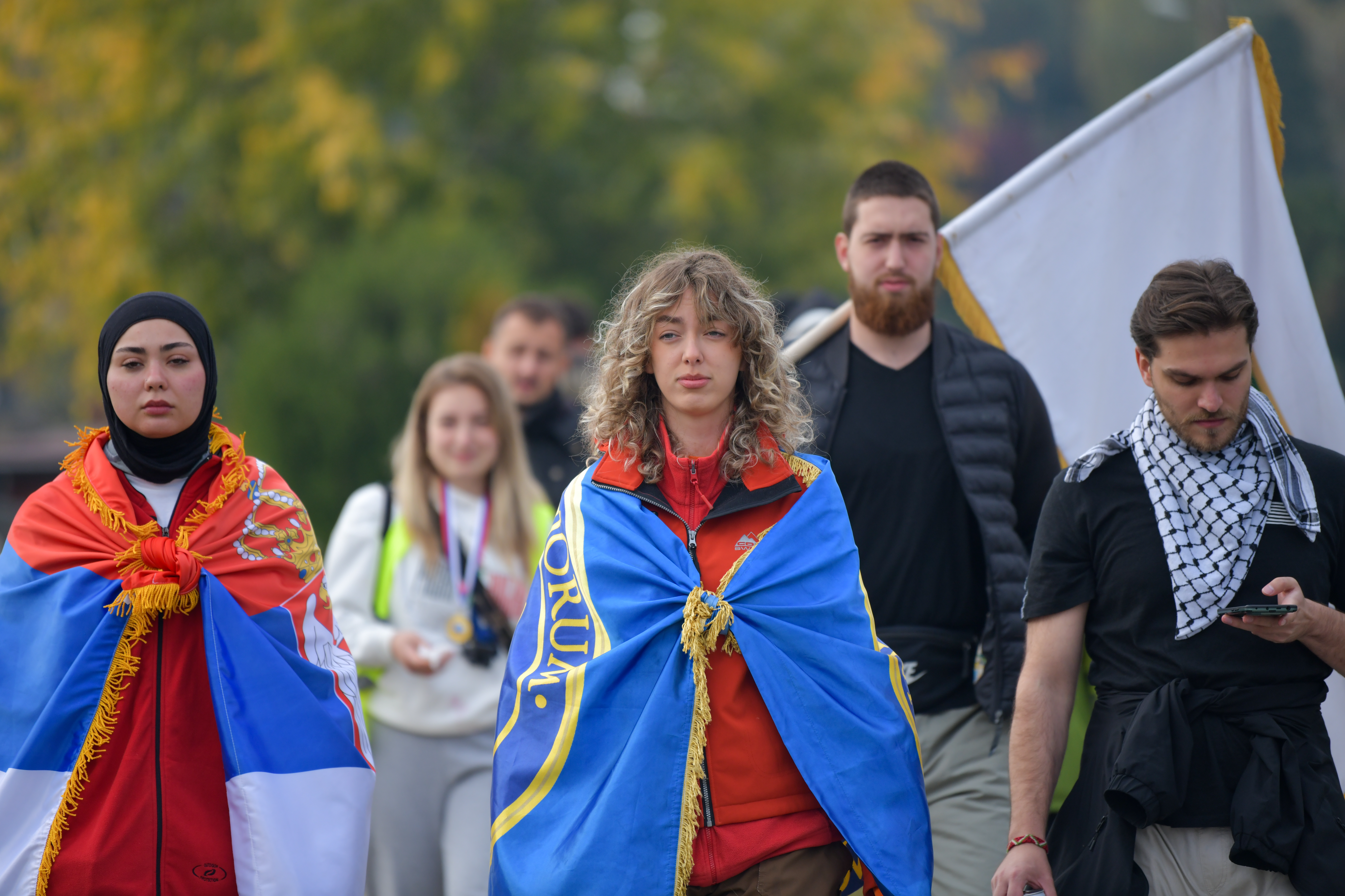 Študenti iz Novega Pazarja pešačijo proti Novemu Sadu