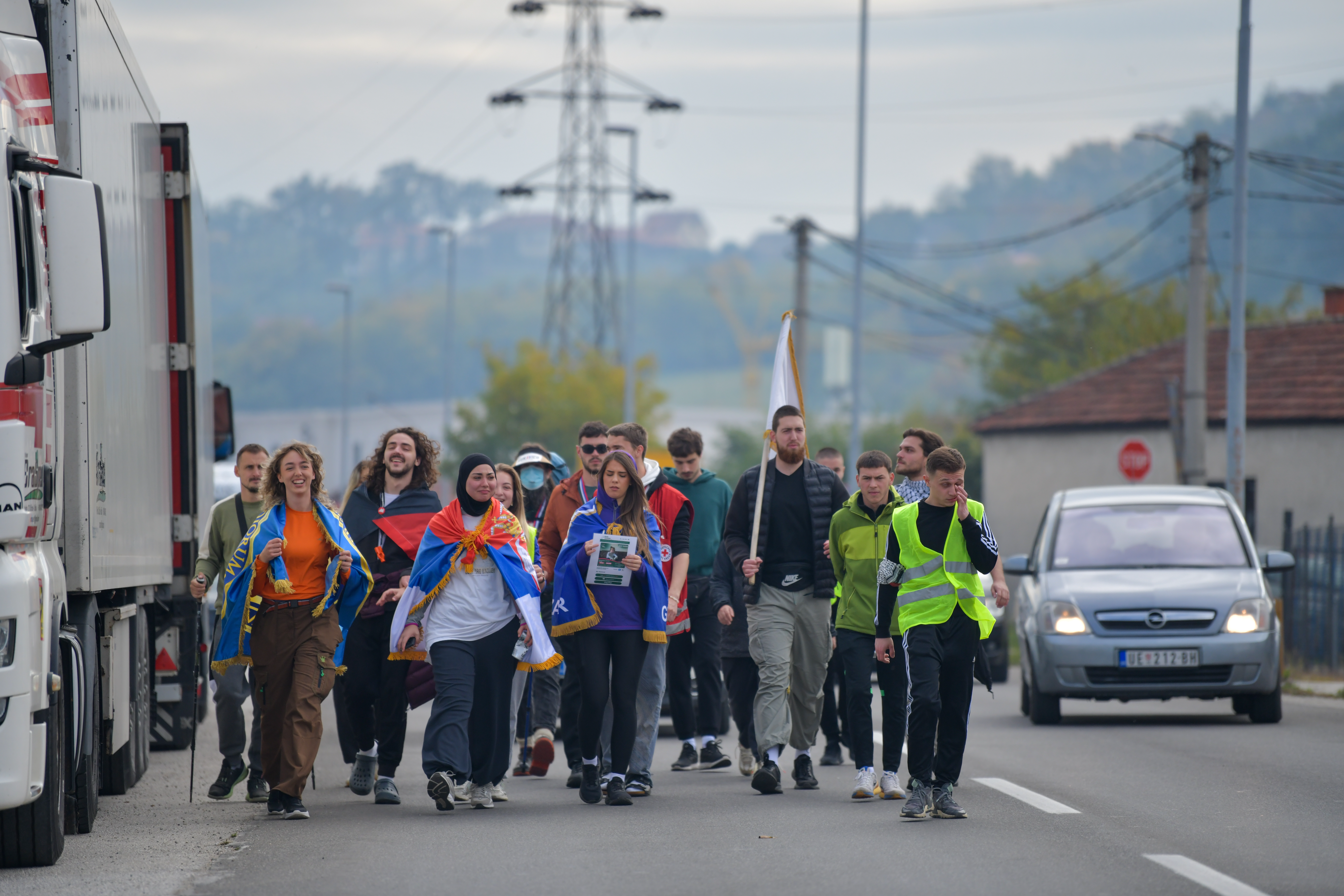 Študenti iz Novega Pazarja pešačijo proti Novemu Sadu