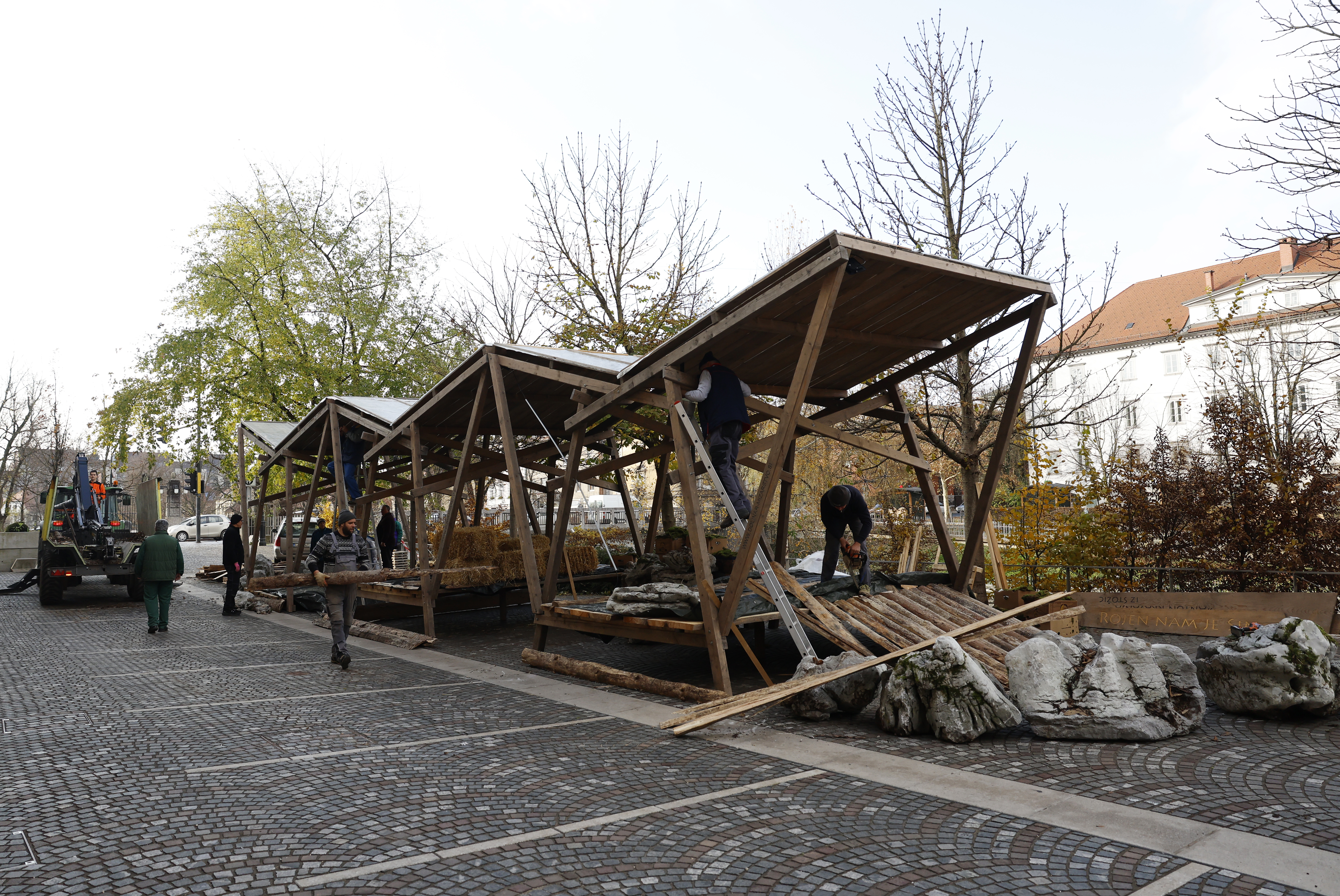Postavljanje hišic za adventni sejem v Ljubljani