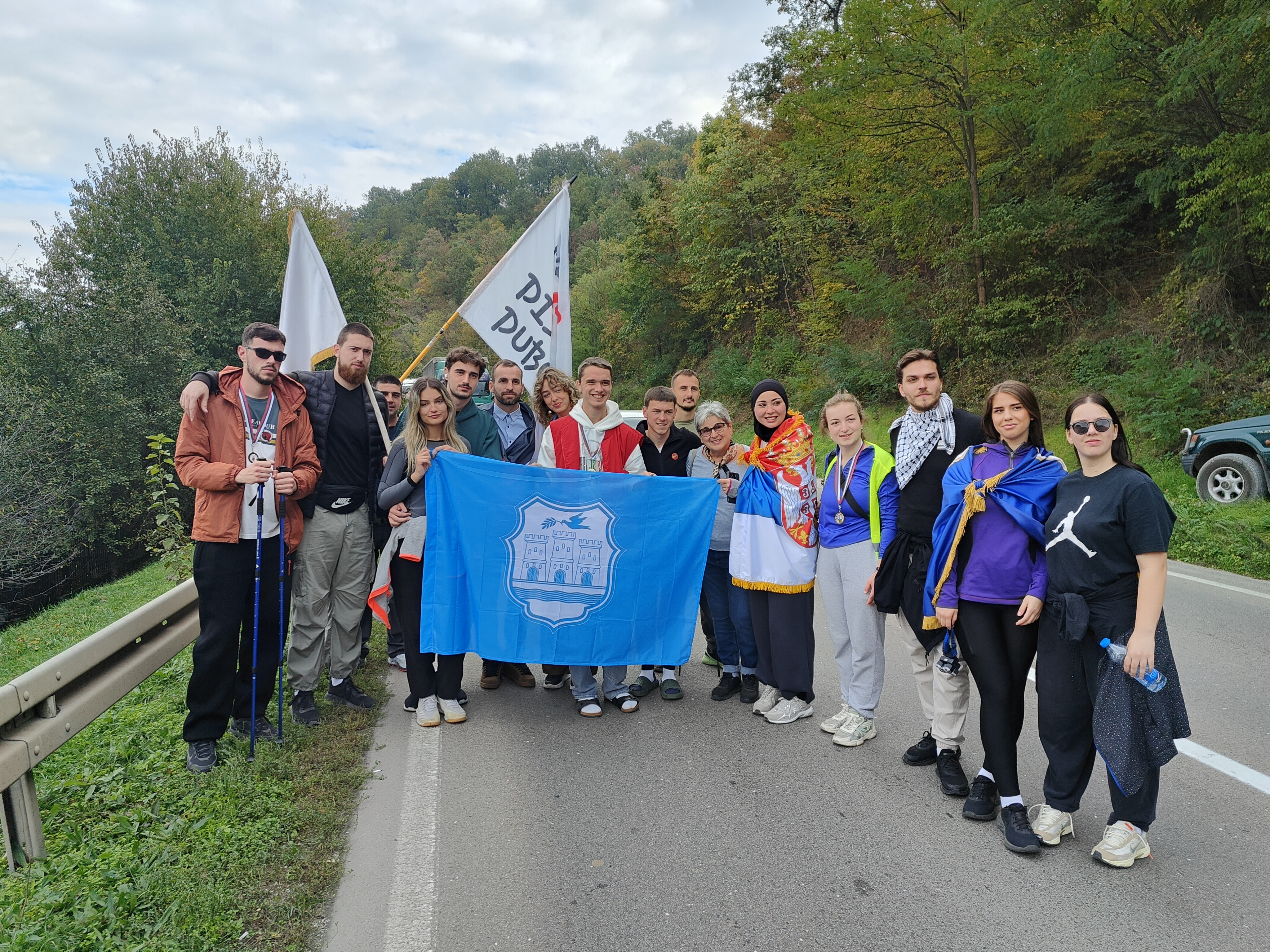 Zastava Novega Sada, ki jo je študentom izročil eden od voznikov