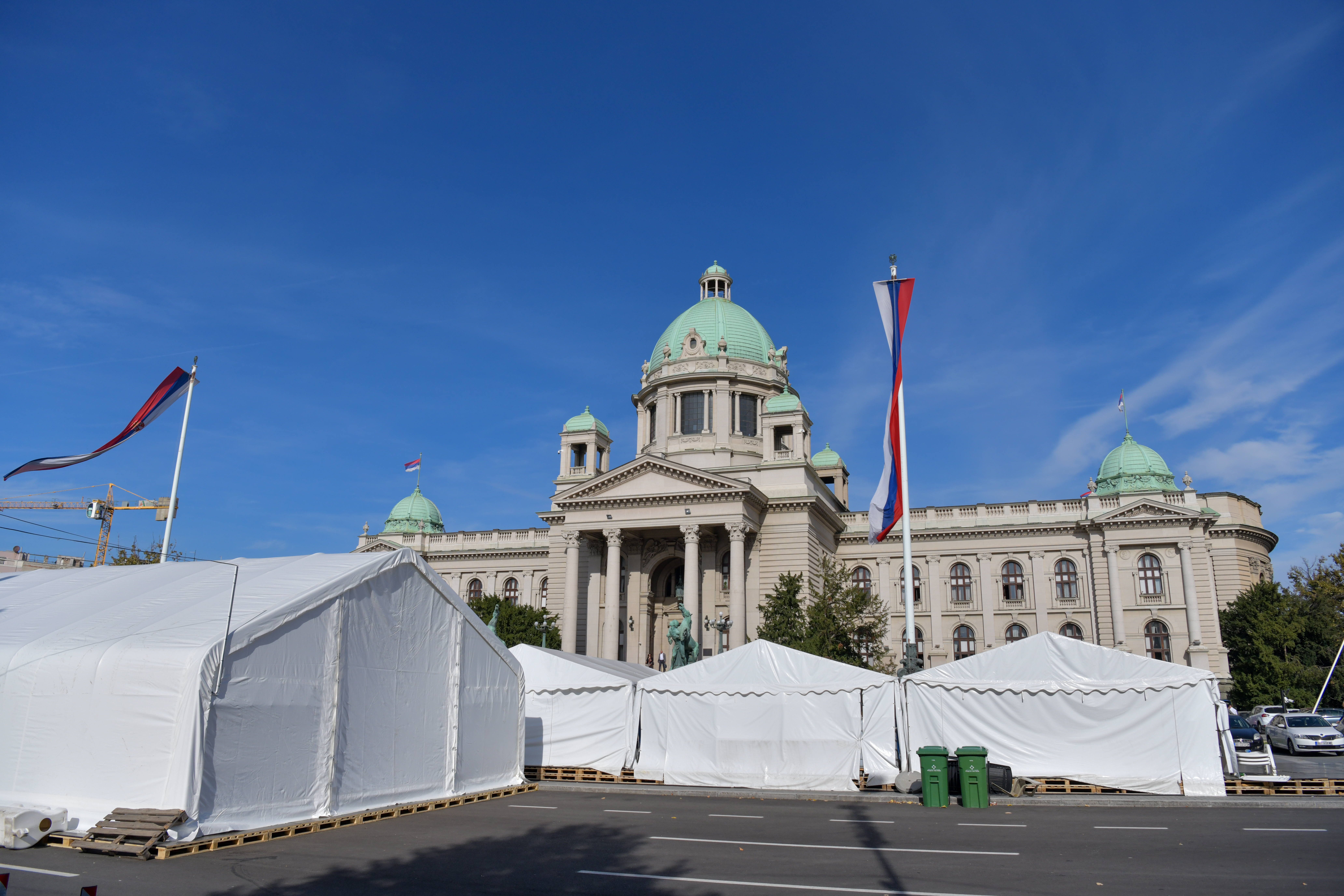 Šotori Vučićevih podpornikov pred skupščino oktobra