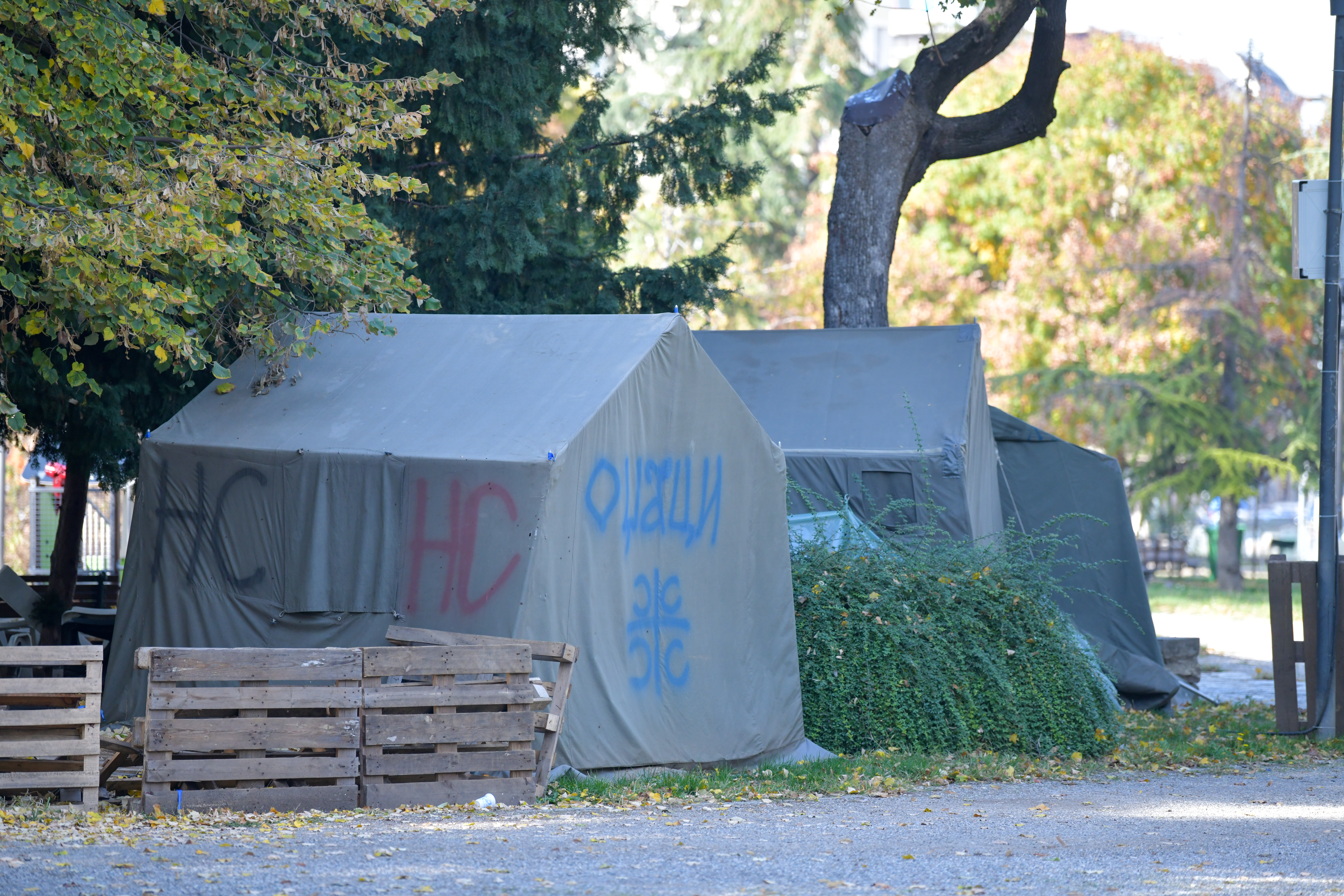 Napol prazno šotorišče Vučićevih podpornikov, ki se ga je oprijelo ime Ćaciland