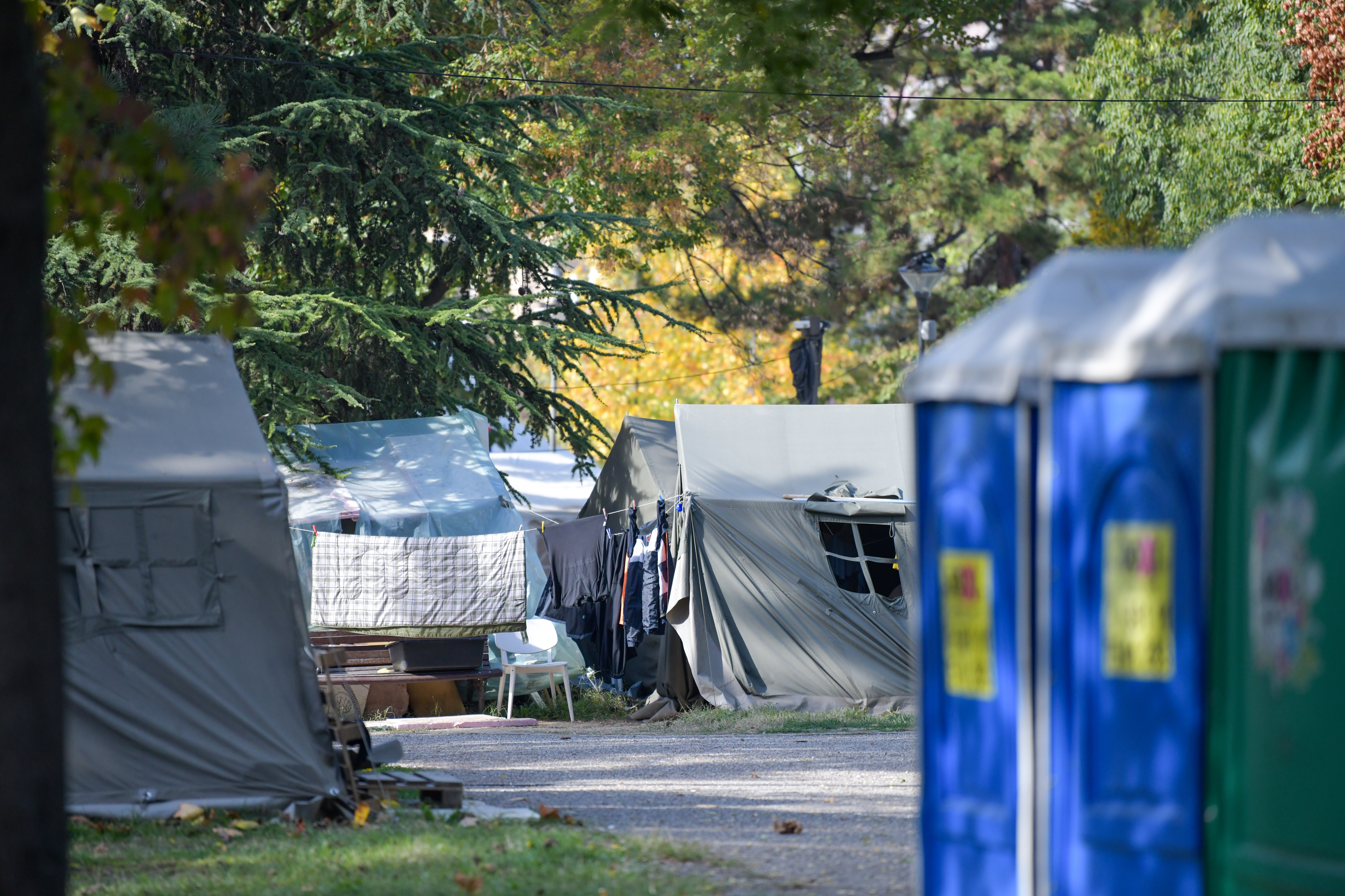 Šotori Vučićevih podpornikov, ki se jih je oprijelo ime Ćaciland