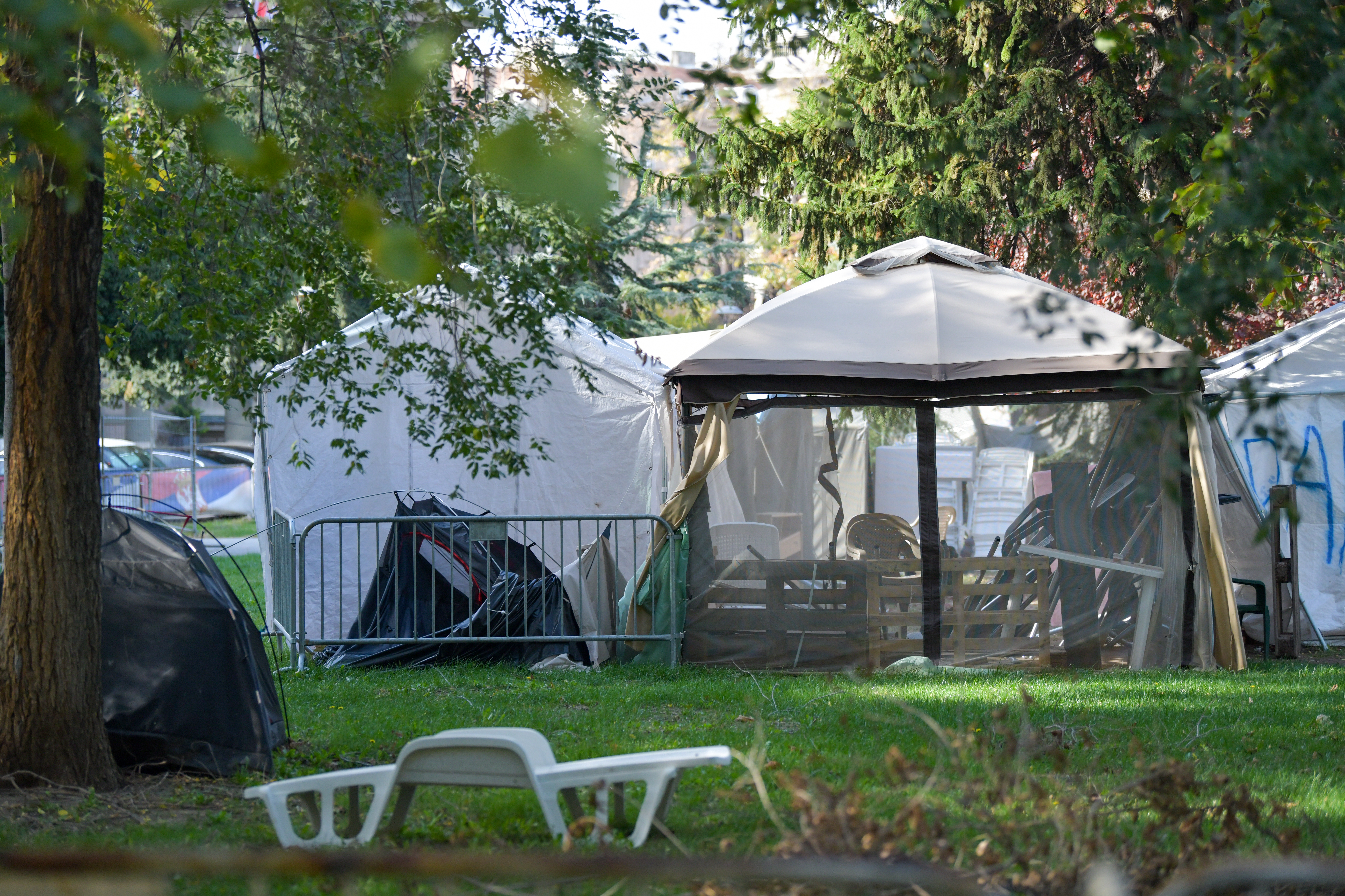 Šotori Vučićevih podpornikov, ki se jih je oprijelo ime Ćaciland