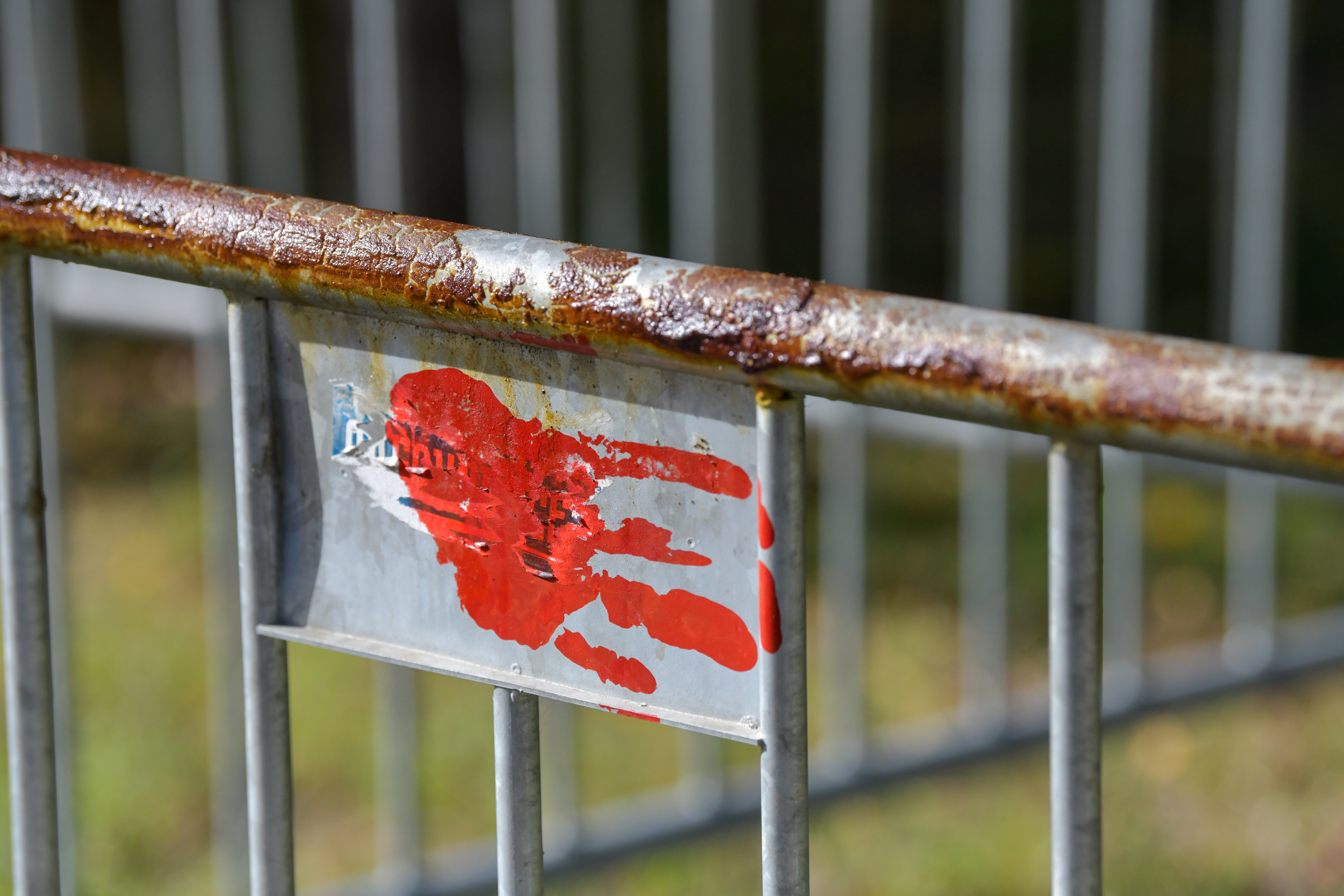 Šotori Vučićevih podpornikov, ki se jih je oprijelo ime Ćaciland