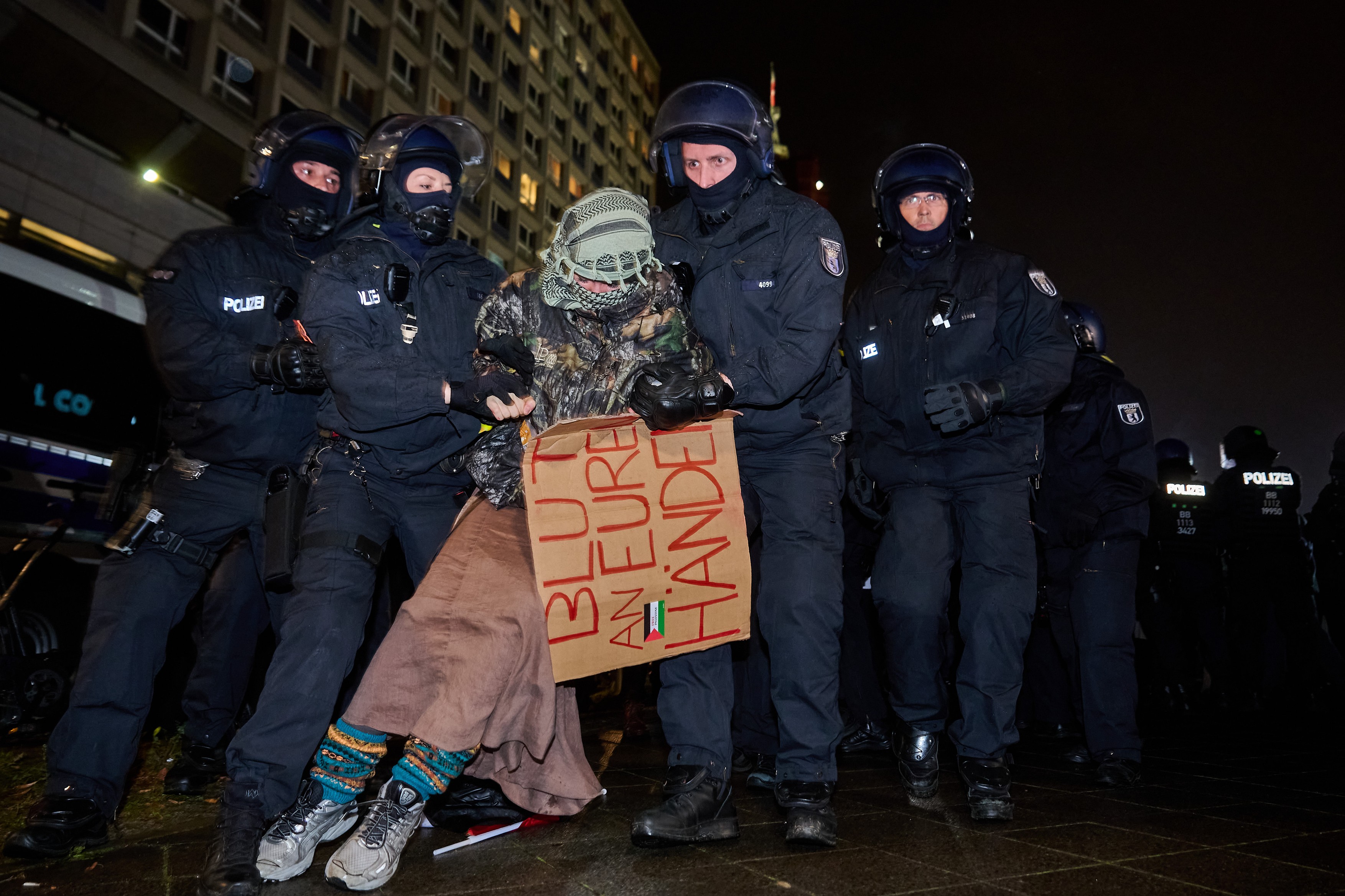 Propalestinska protestnica v rokah policistov