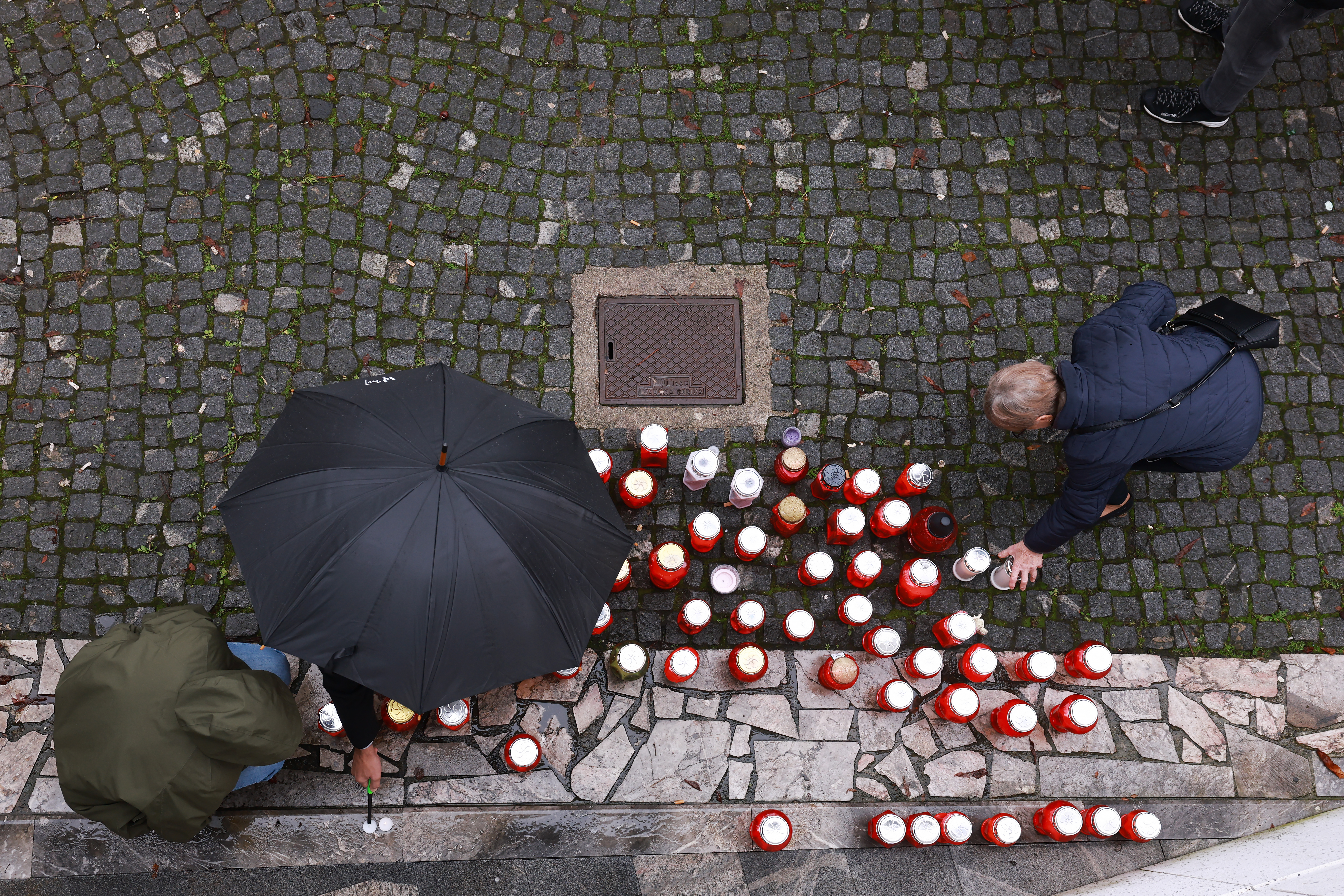 V Novem mestu se je zbrala množica ljudi, ki prižigajo svečke po smrti očeta.