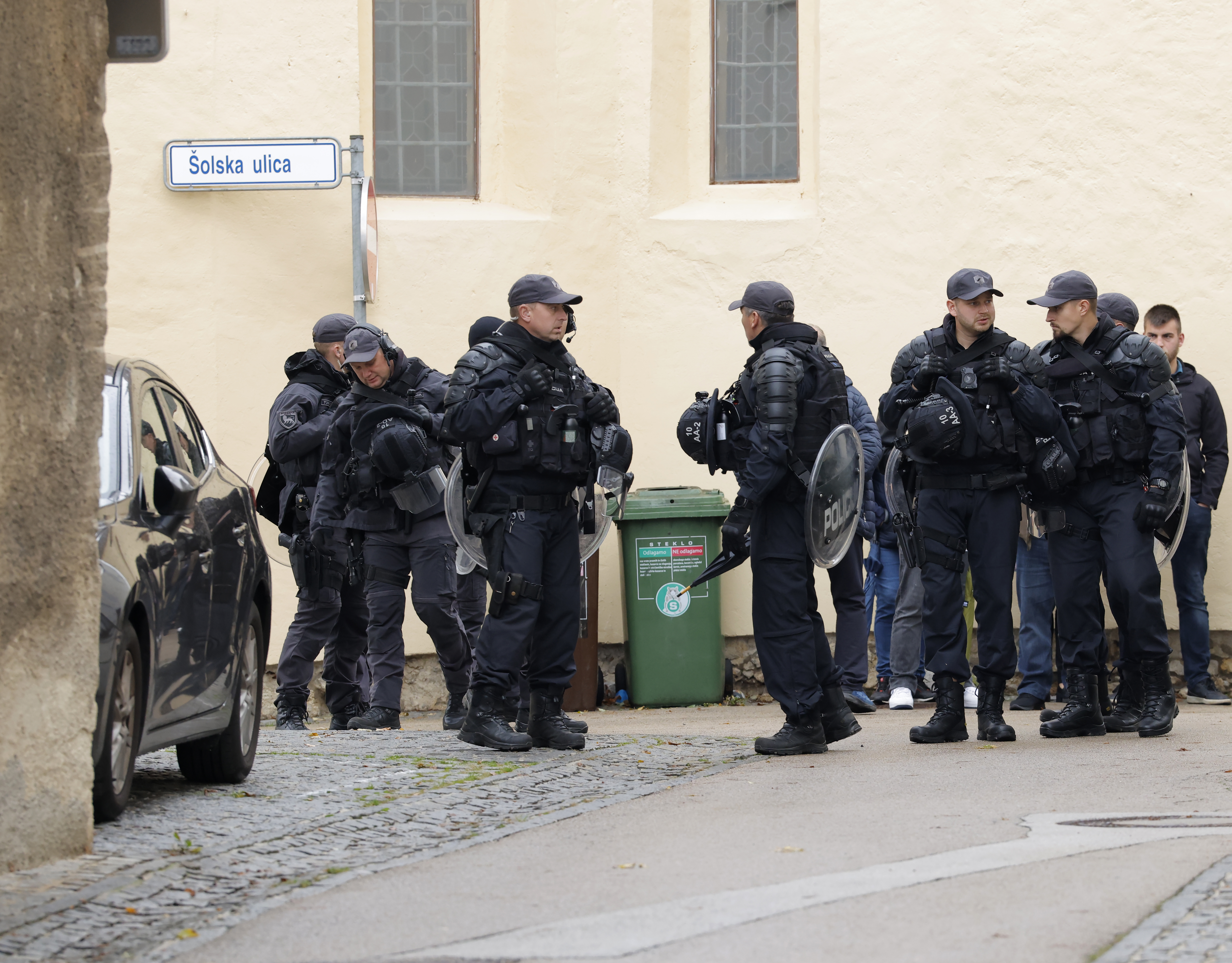 Policisti varujejo prihod Roberta Goloba na novomeško občino