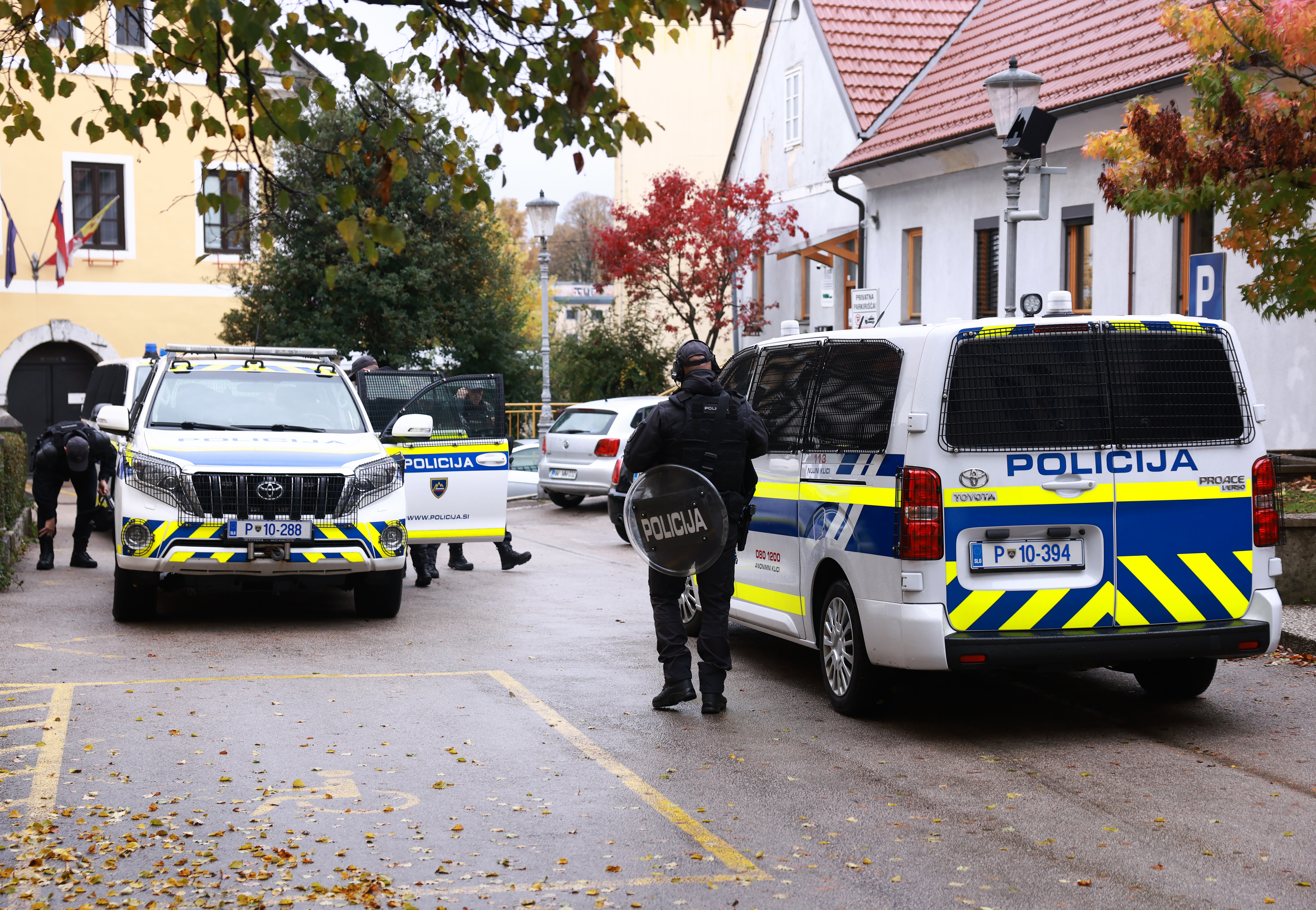 Policisti varujejo prihod Roberta Goloba na novomeško občino