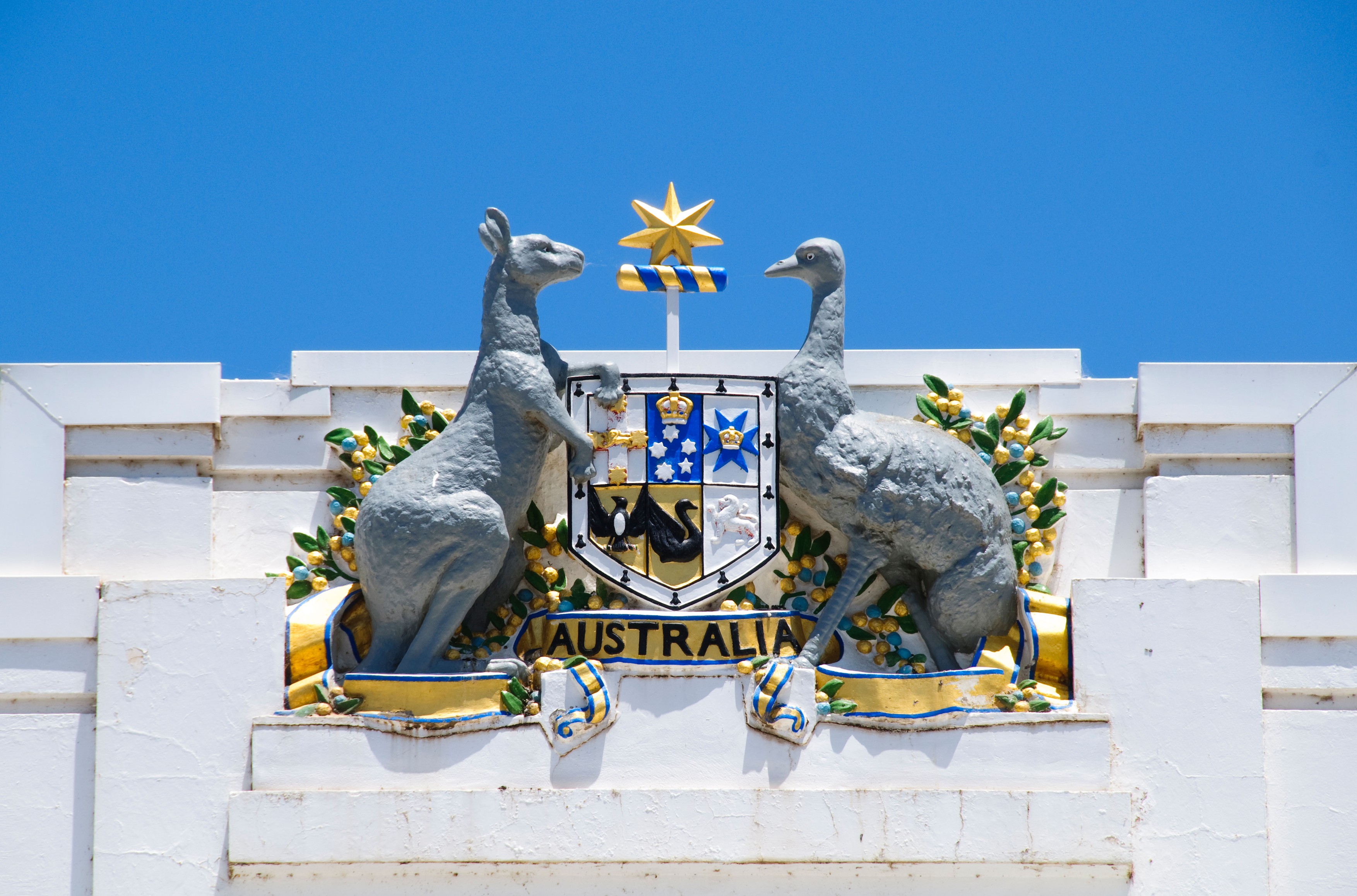 Avstralski grb na zgradbi parlamenta v Canberri