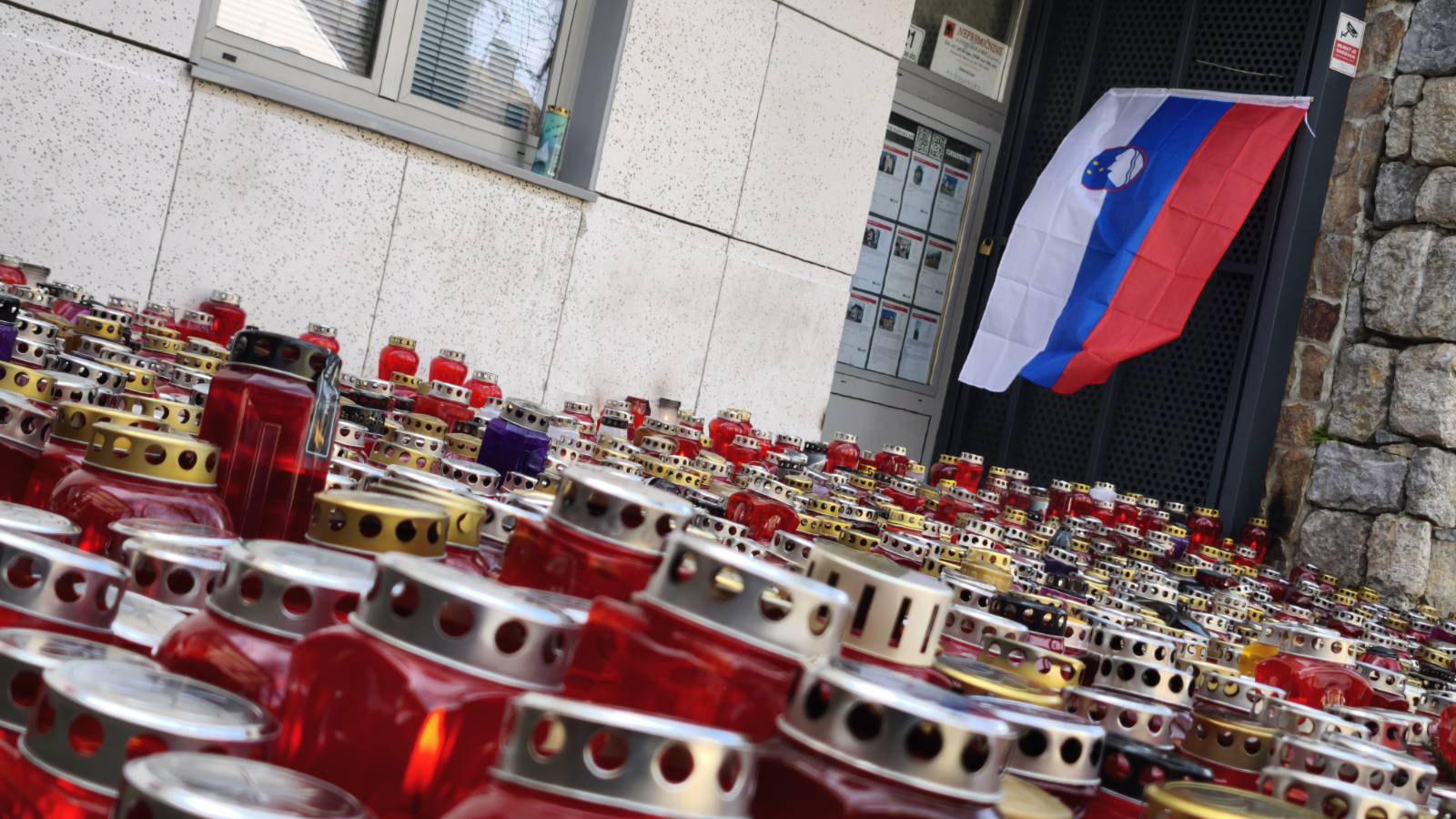 Sveče pred barom Lokalpatriot v Novem mestu