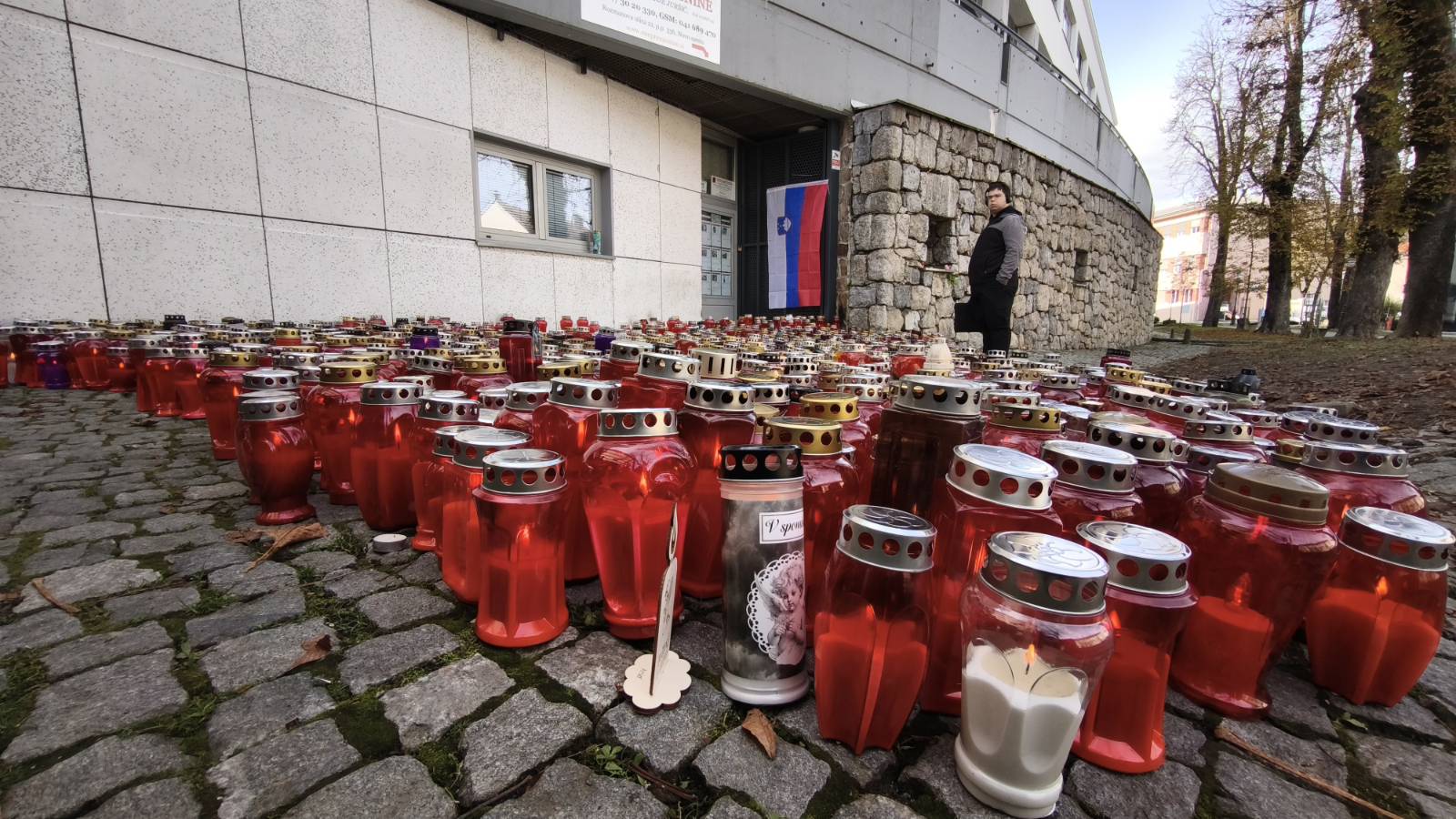 Sveče pred barom Lokalpatriot v Novem mestu