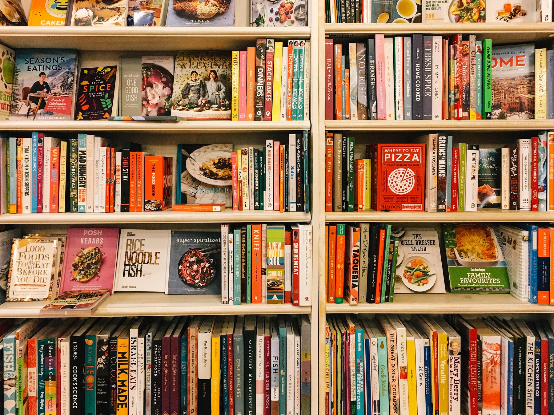 Kuharske knjige v knjigarni