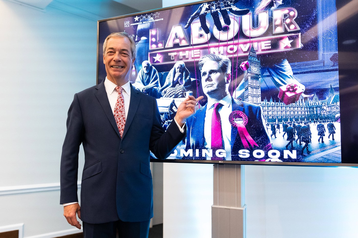 Nigel Farage stoji pred reklamo proti laburistom