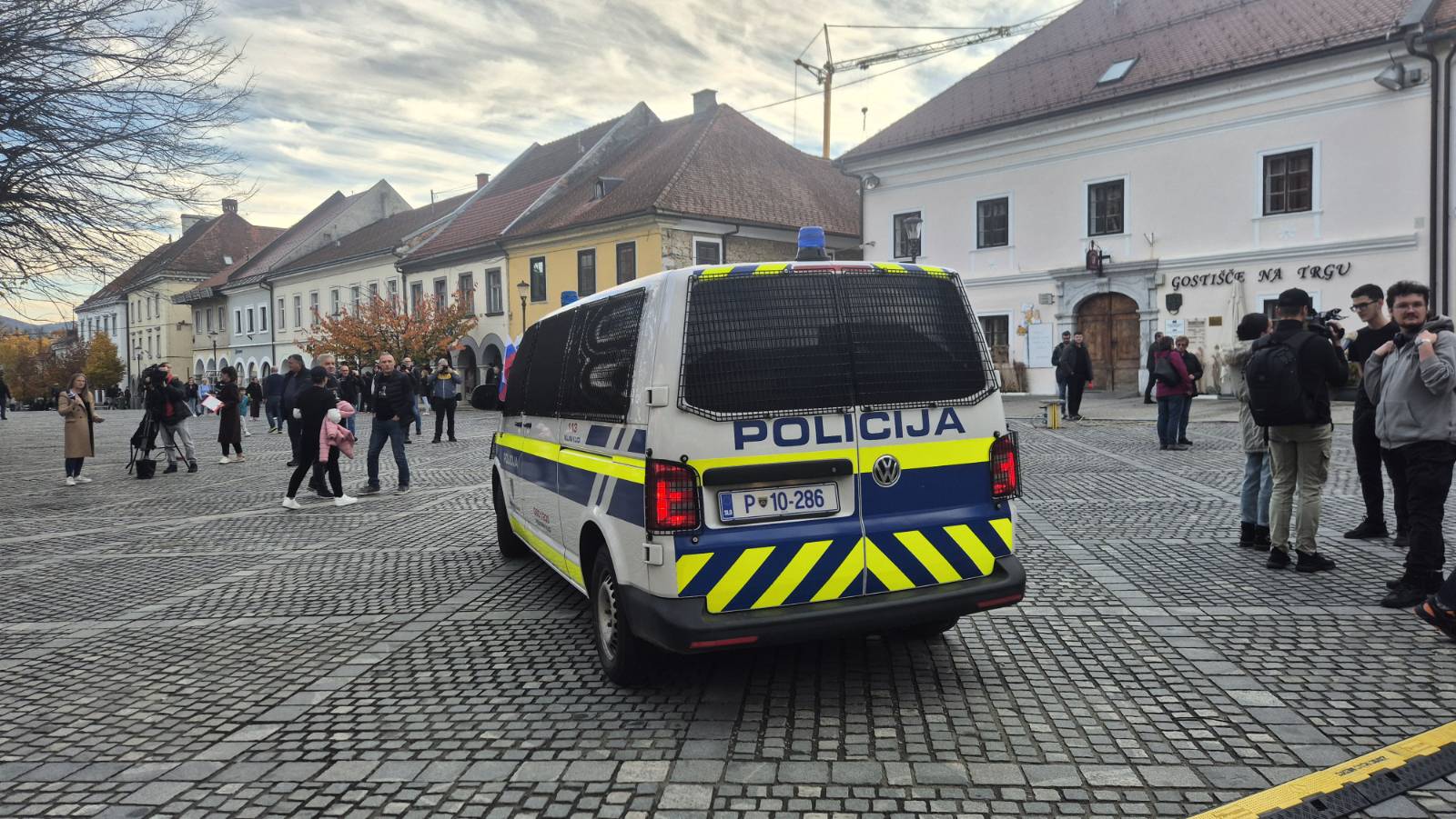 Policija na Glavnem trgu v Novem mestu