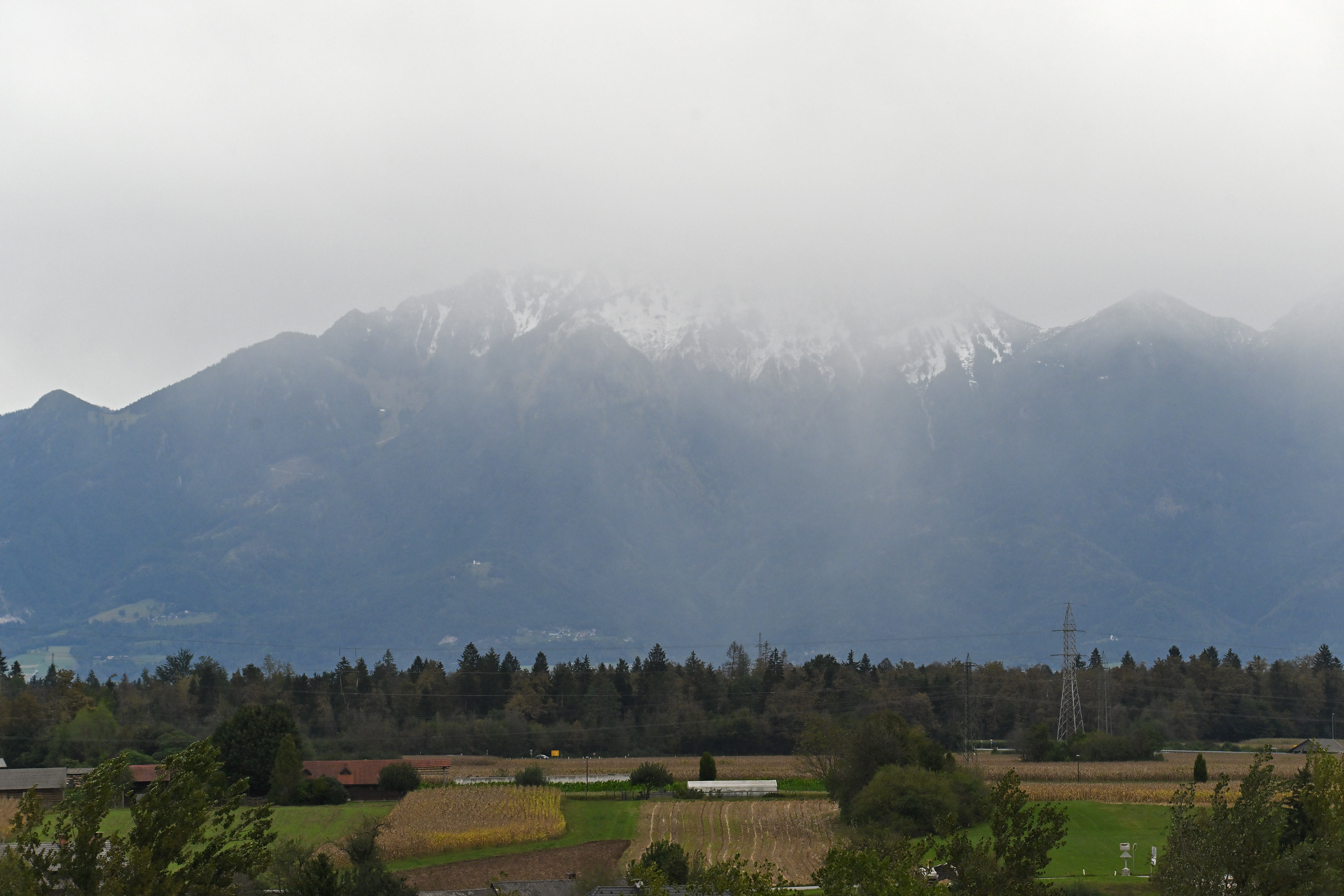 Slovenija, Medvode, 14.09.2024, 14. avgust 2024Nevihtni oblaki z močnejšim vetrom prihajajo iz severa. Narava, vreme, nevihte, veter, sneg v gorah,Foto:Žiga Živulović jr./BOBO