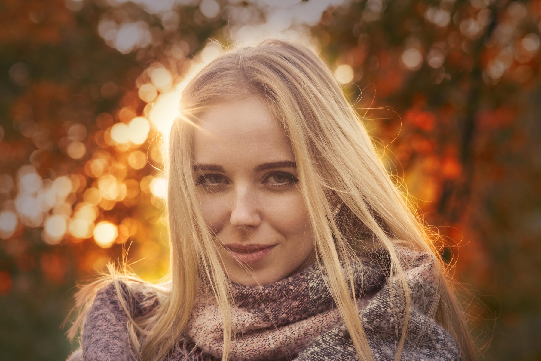 srečna ženska jeseni