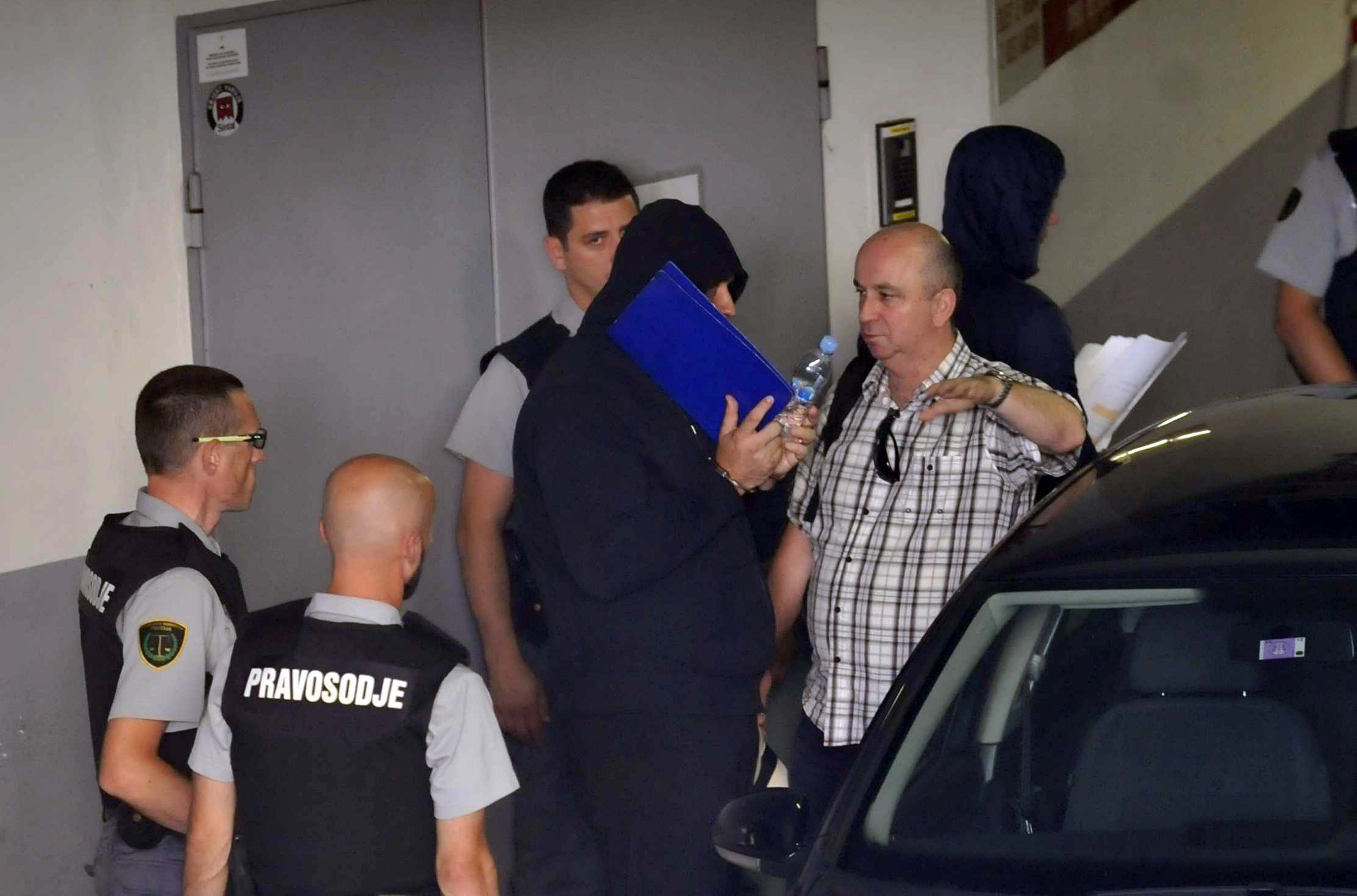 Tožilstvo in odvetniki na ogledu prizorišča ropa SKB leta 2014