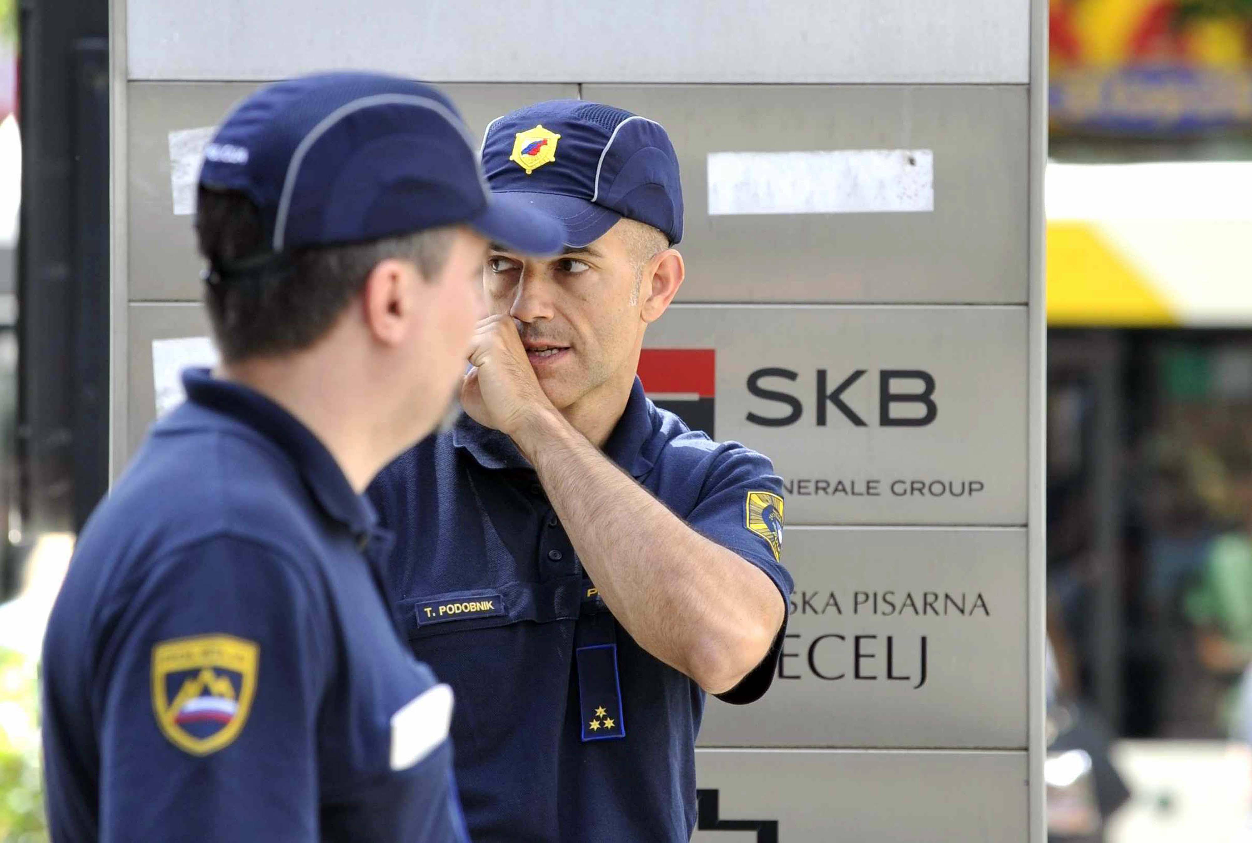 Policisti pred banko SKB leta 2014