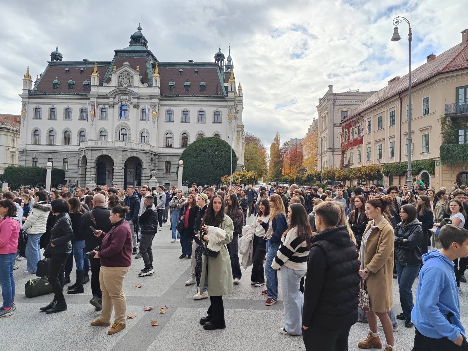 Žrtev nesreče v Novem Sadu se spominjajo tudi v Ljubljani