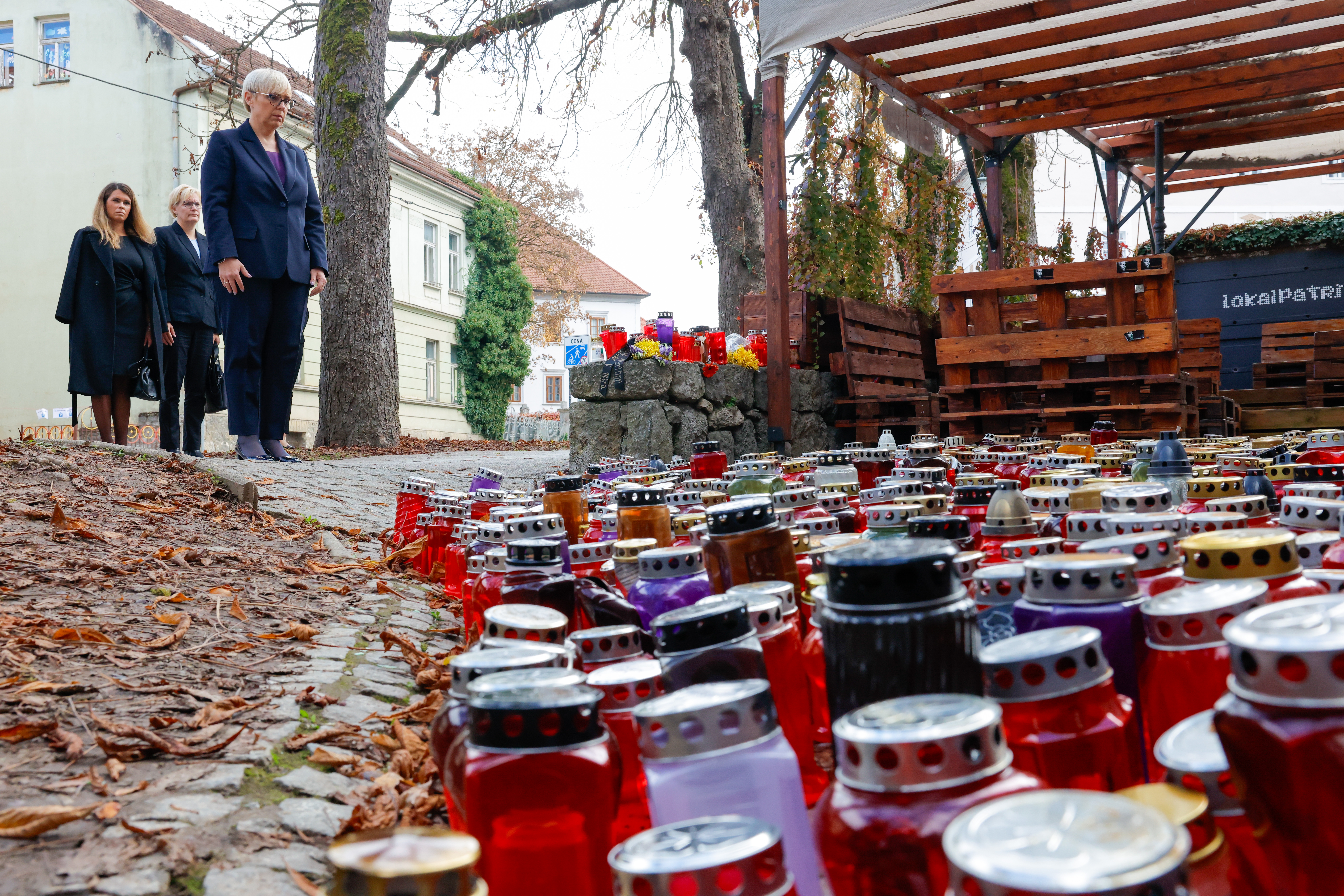 Nataša Pirc Musar je položila svečko v spomin Alešu Šutarju