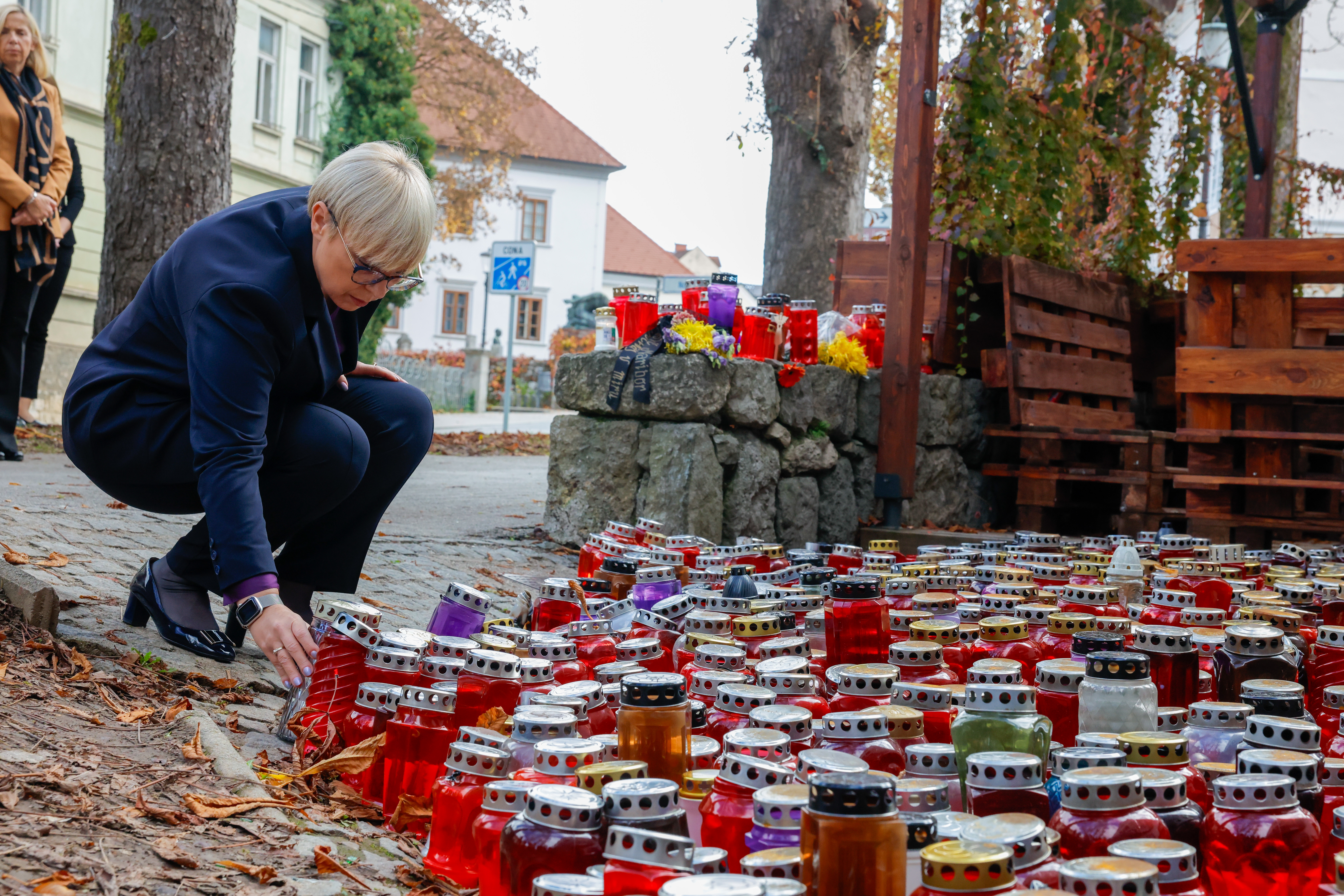Nataša Pirc Musar je položila svečko v spomin Alešu Šutarju
