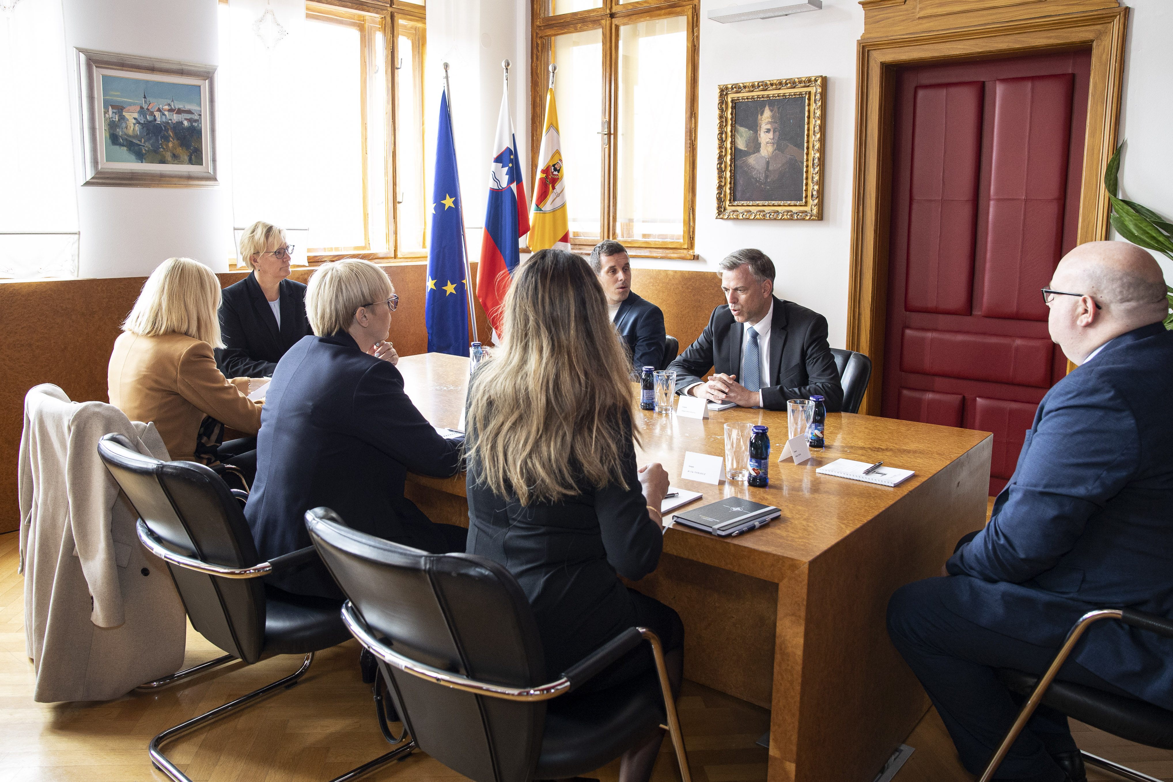 Pogovor Nataše Pirc Musar z županom Macedonijem