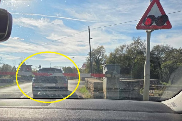 Avto na železniški progi