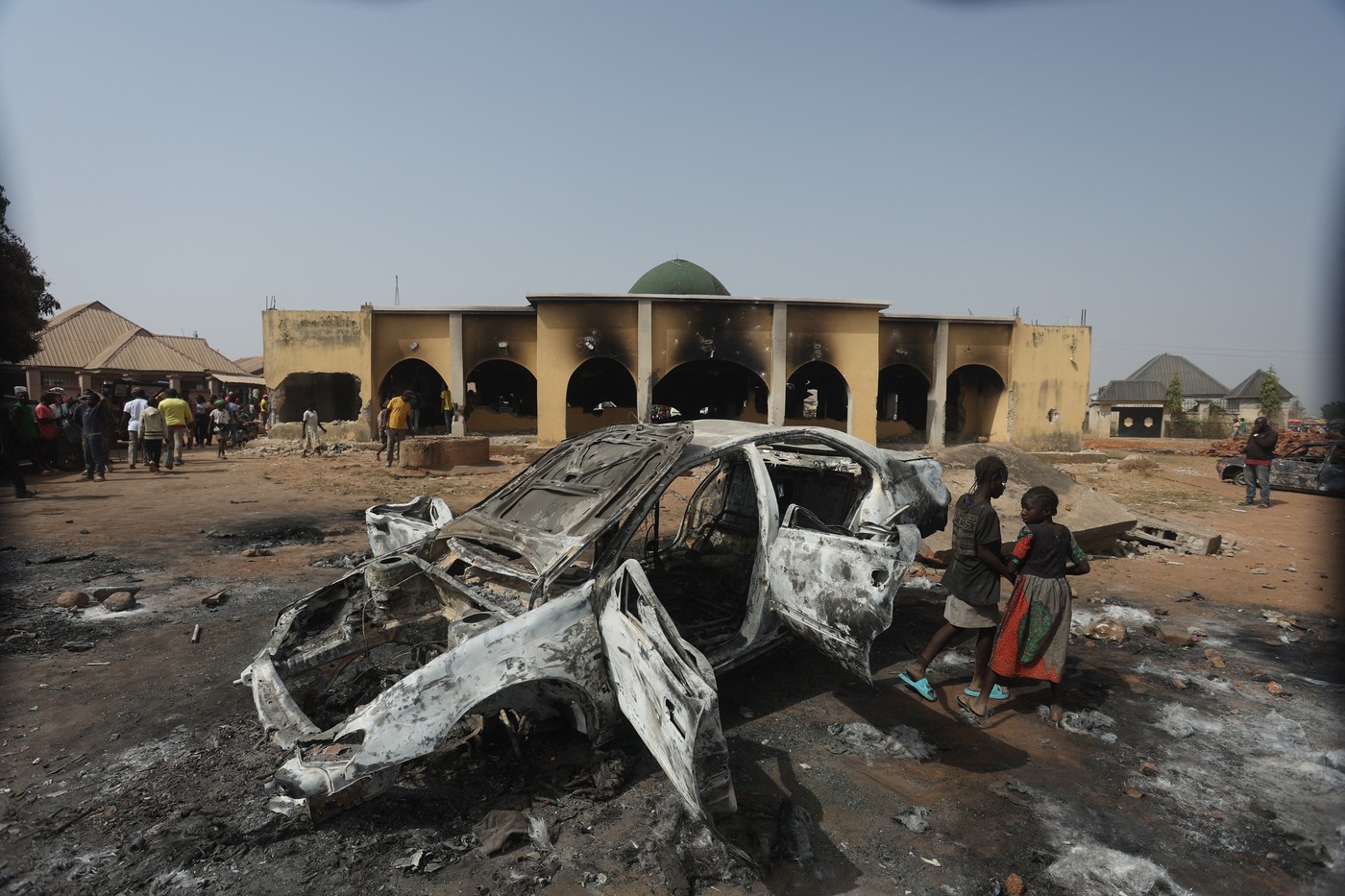 Pogorela hiša in avtomobil po valu nasilja med skupnostmi leta 2024