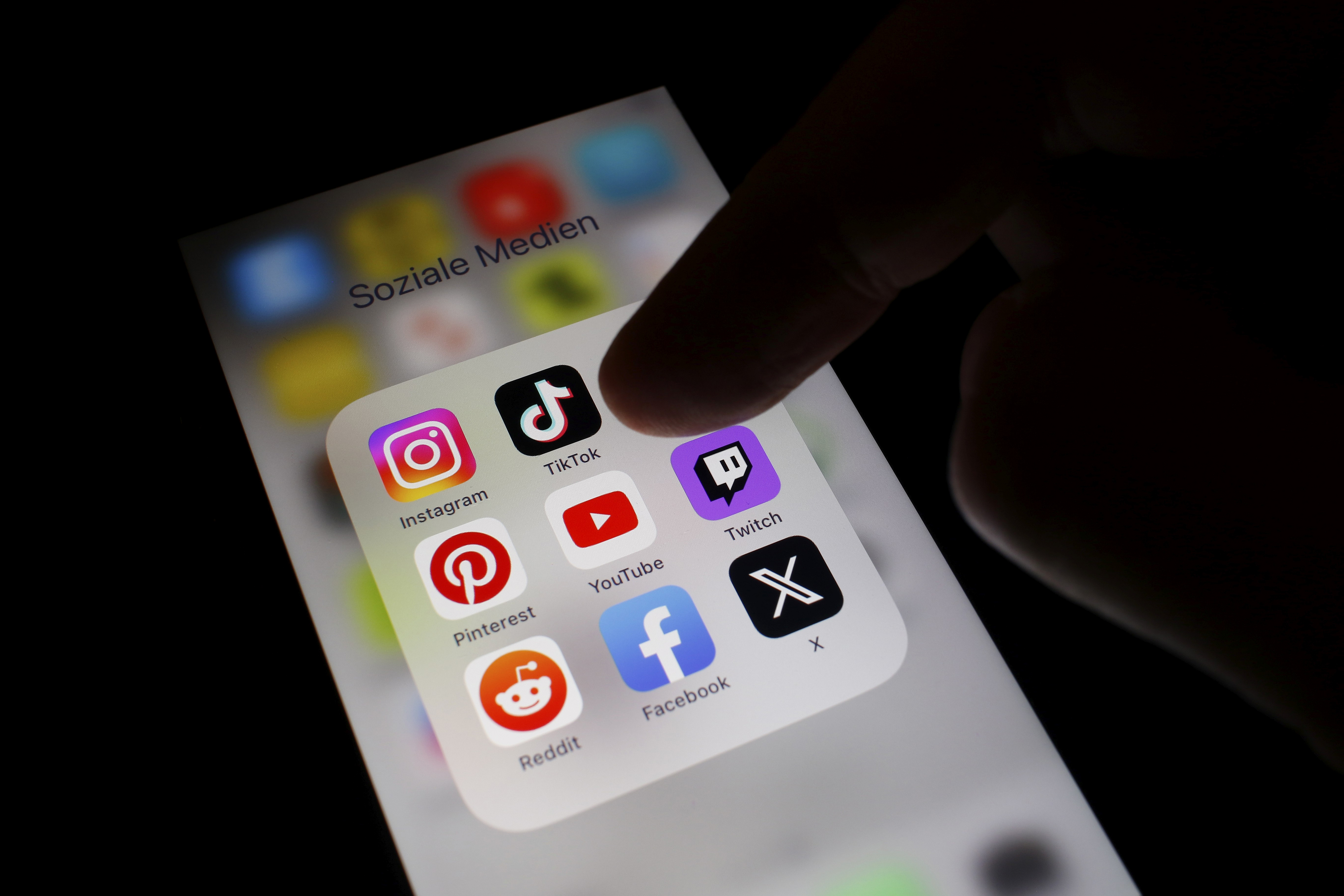 družbena omrežja, mobilni telefon, Instagram, X, TikTok, Facebook, Pinterest, Reddit, Twich