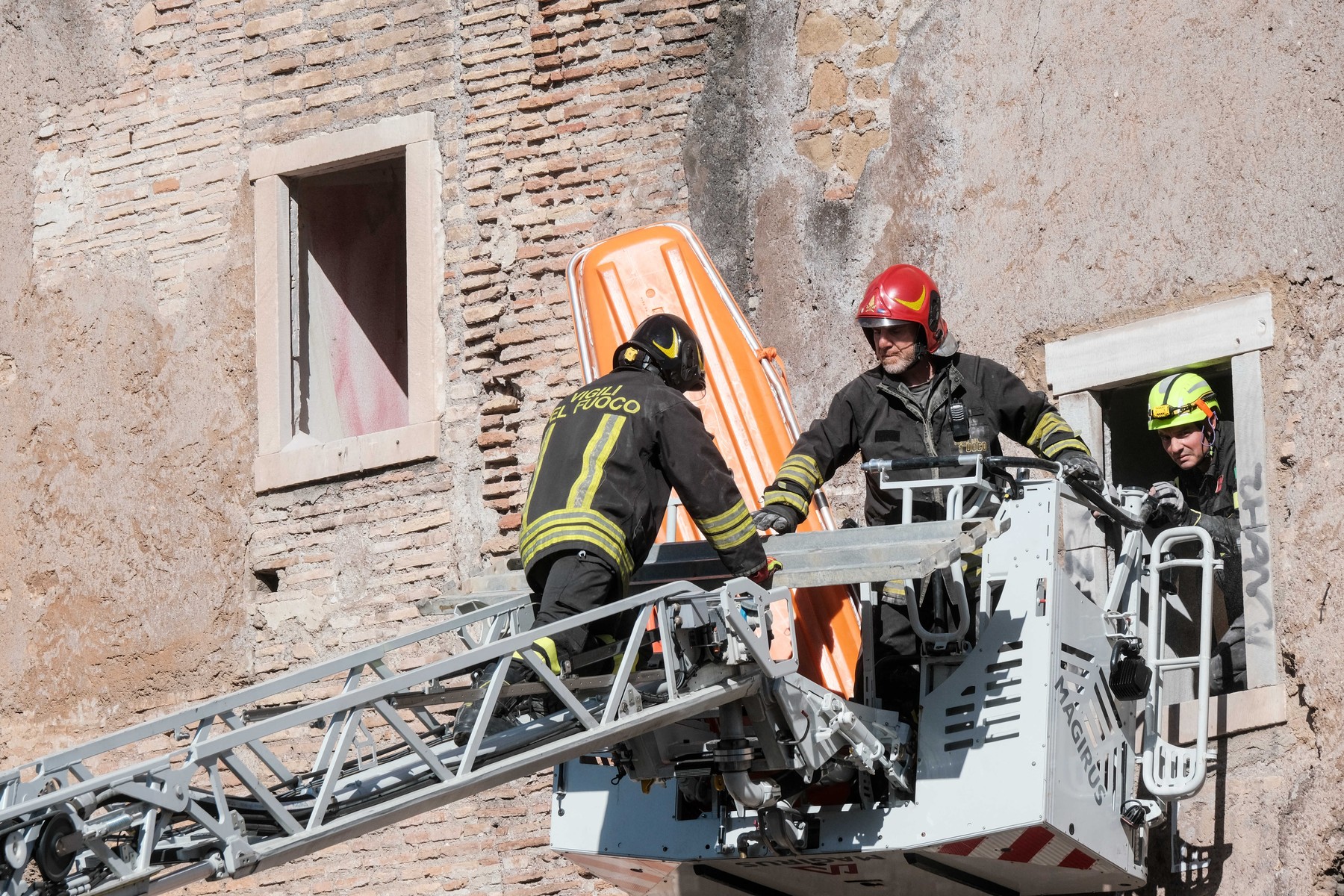 Zrušil se je srednjeveški stolp v bližini Koloseja v Rimu