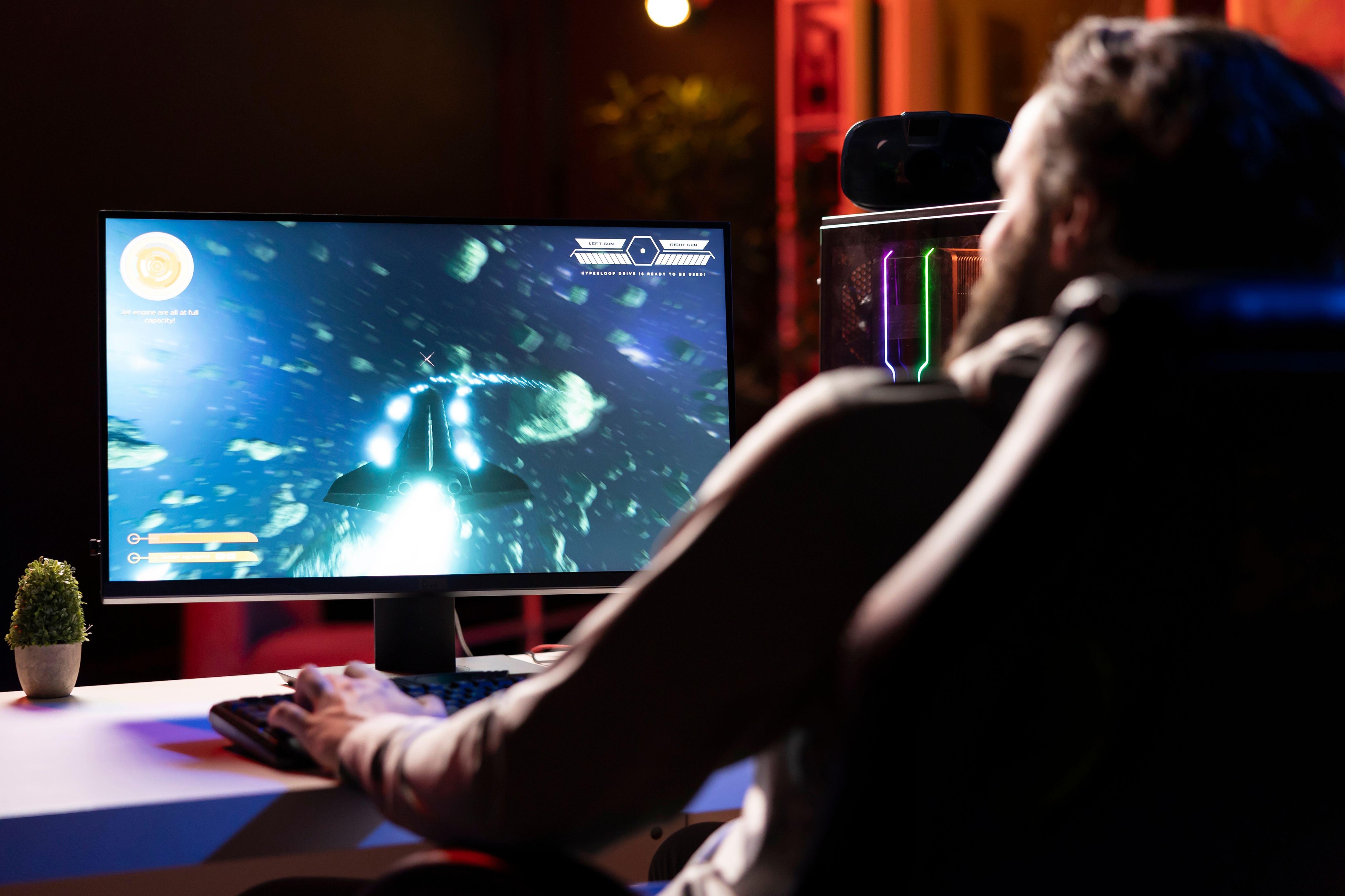 Moški igra računalniško igrico