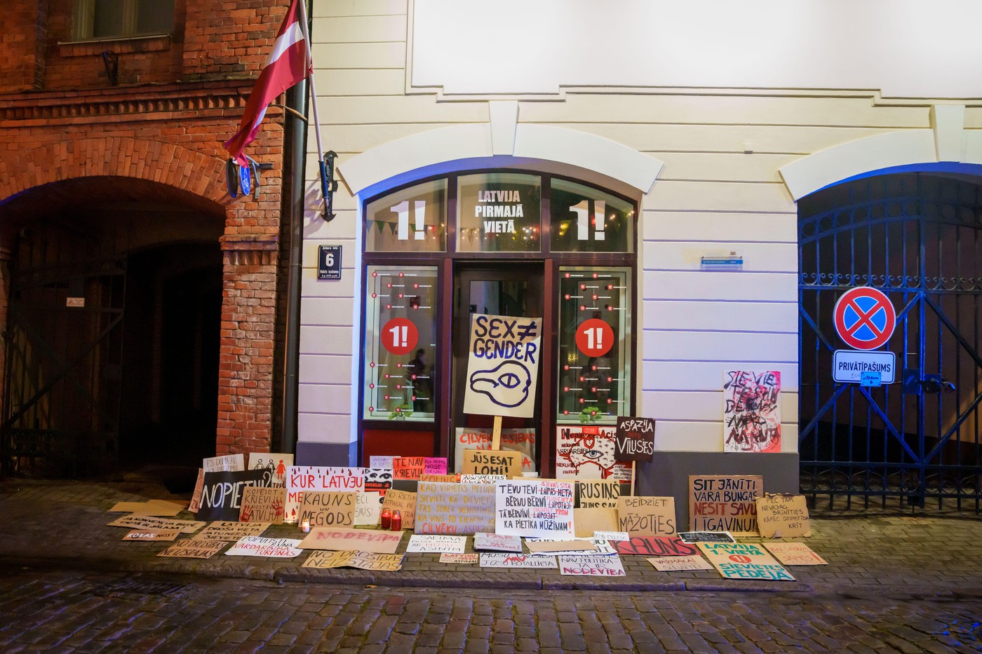 Demonstracije skupin za pravice žensk v Rigi po napovedu o izstopu iz istanbulske konvencije