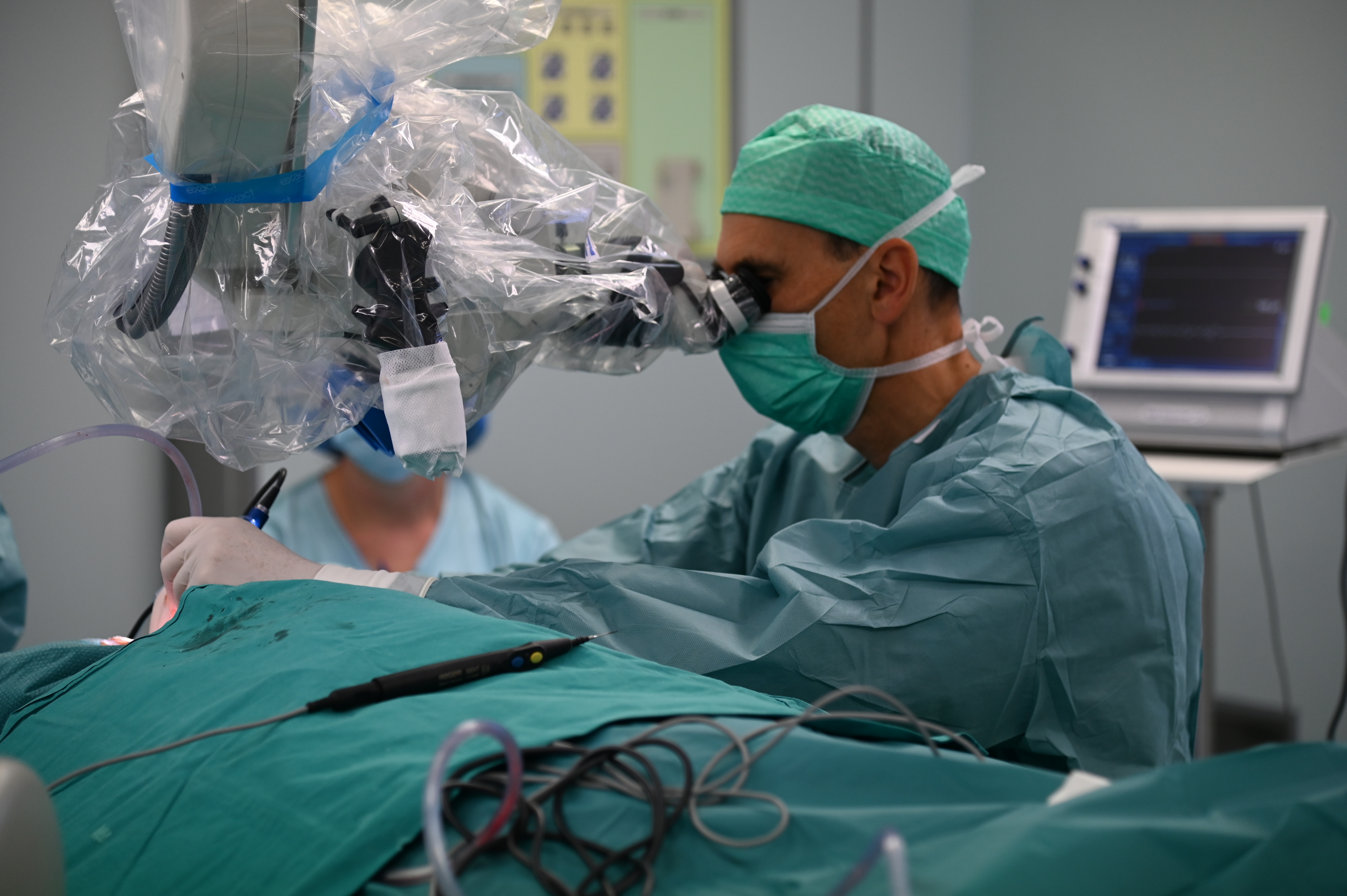 vsadek, gluhi, operacija