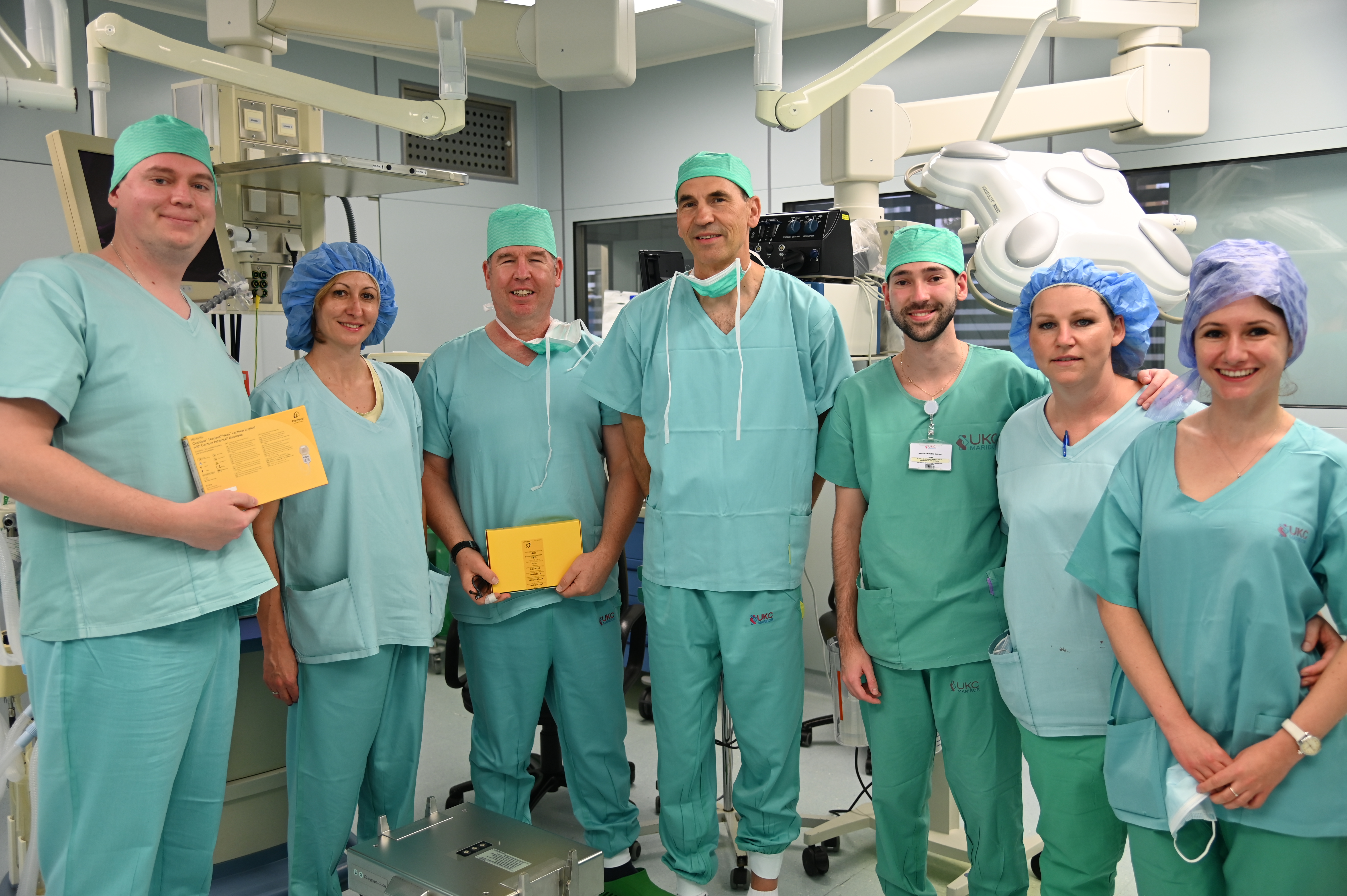 vsadek, gluhi, operacija