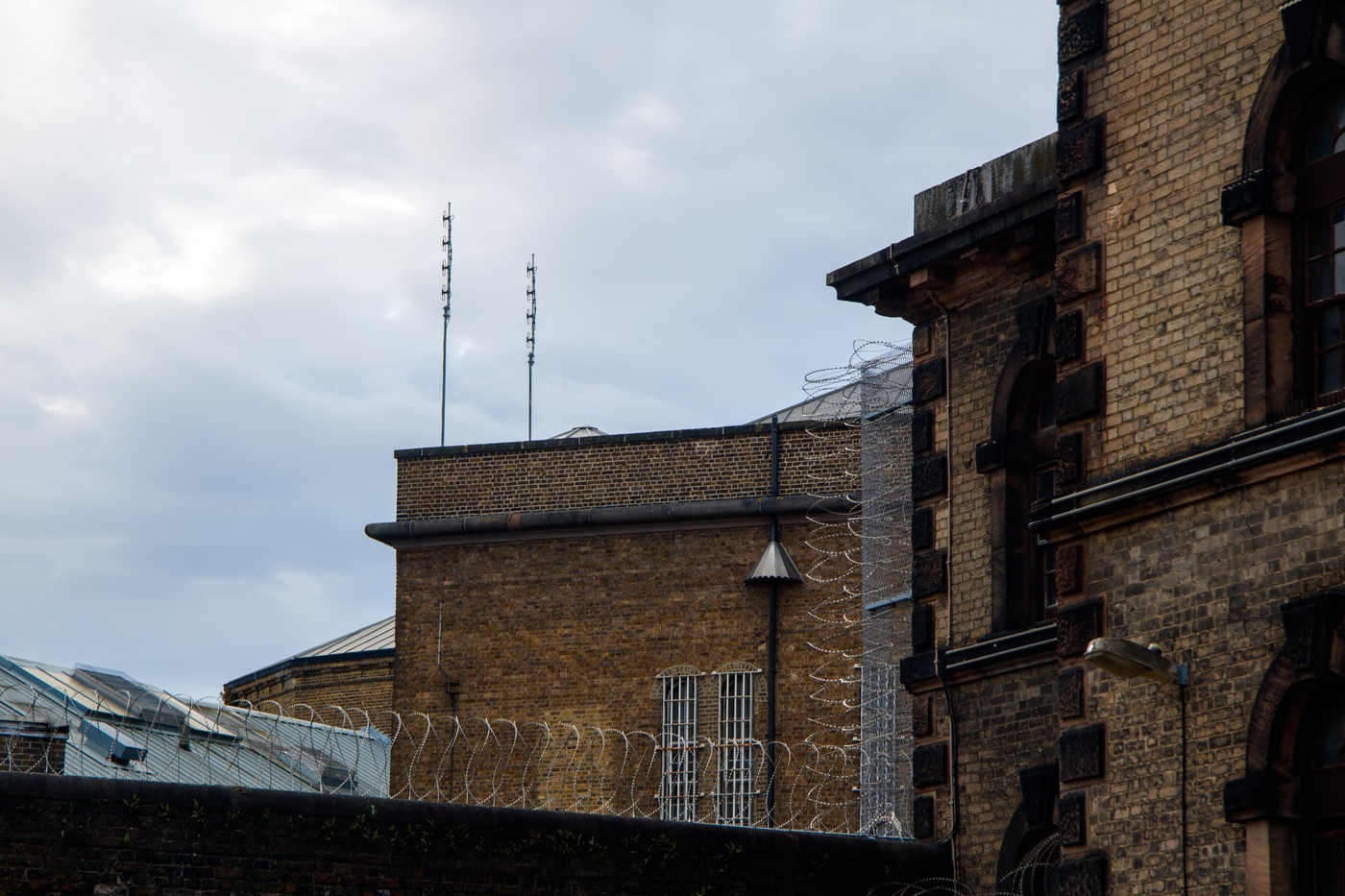 Iz angleškega zapora Wandsworth pomotoma izpustili dva zapornika