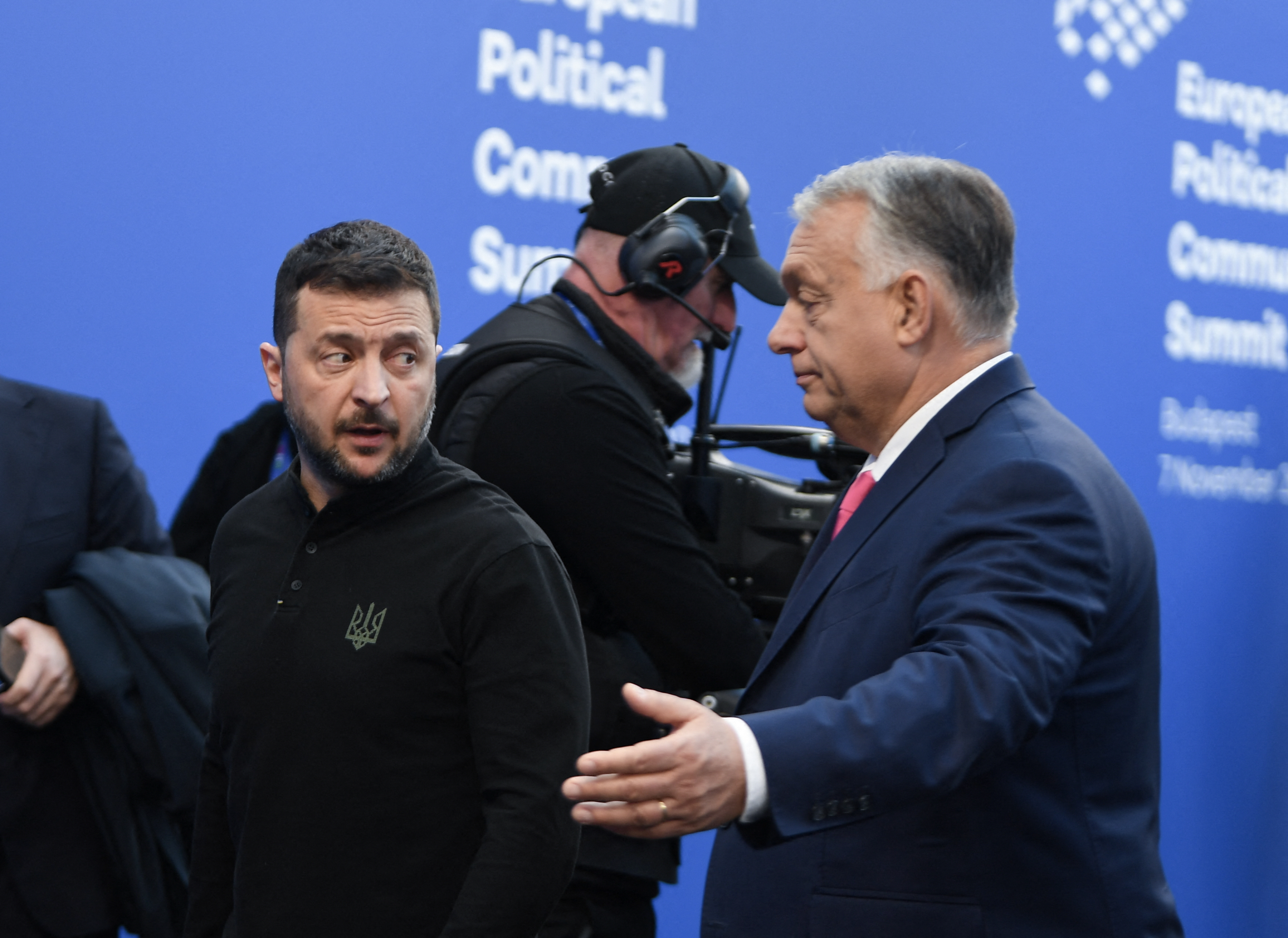 Orban in Zelenski Ukraine's President Volodymyr Zelensky (L) is greeted by Hungary's Prime Minister Viktor Orban as he arrives to attend the European Political Community Summit in Budapest, on November 7, 2024.