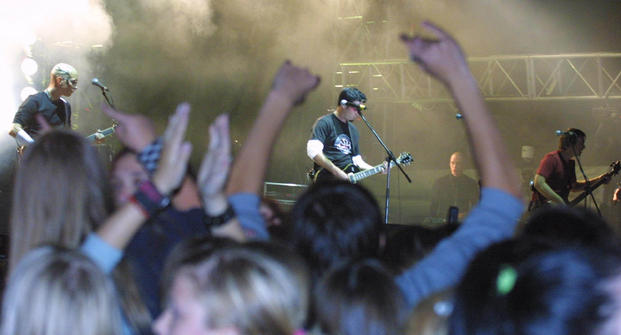 Prizori s koncerta na bežigrajskem Stadionu leta 2003