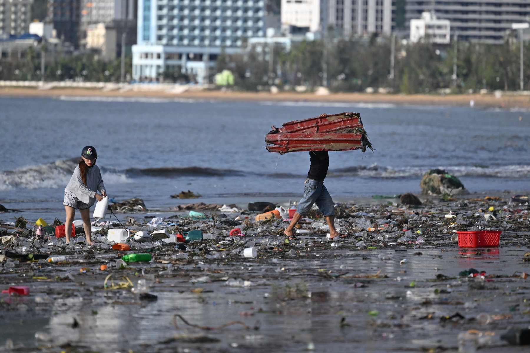 Tajfun Kalmaegi je v četrtek s sunki vetra do 149 kilometrov na uro dosegel Vietnam.
