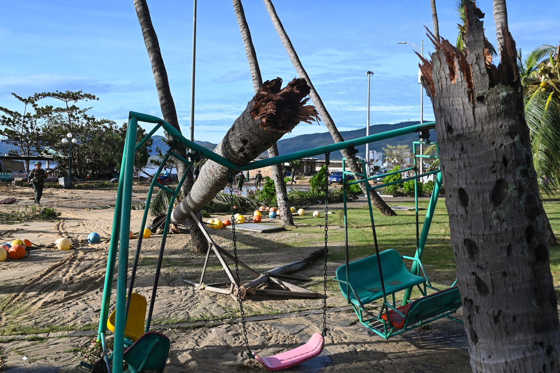 Tajfun Kalmaegi je v četrtek s sunki vetra do 149 kilometrov na uro dosegel Vietnam.