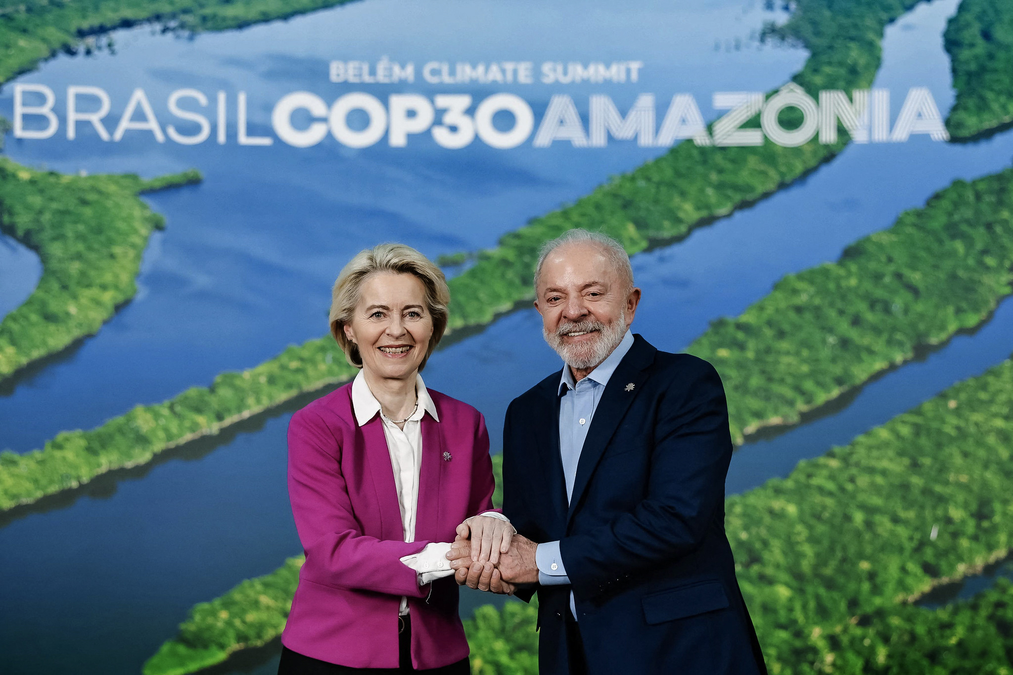 Brazil's President Luiz Inacio Lula da Silva (R) and European Commission President Ursula Von der Leyen