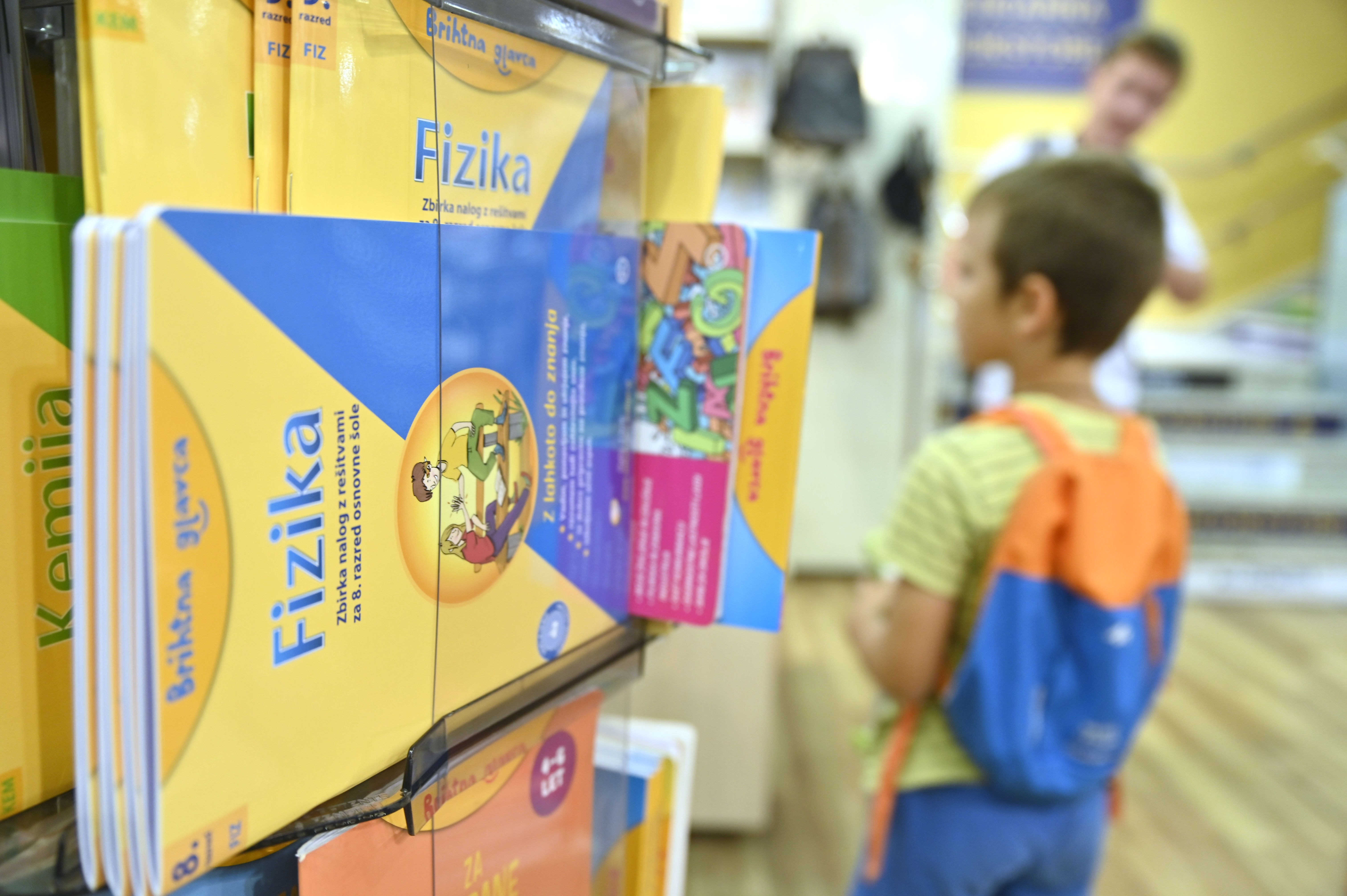 Slovenija, Ljubljana, 31.08.2022, 31. avgust 2022Učbeniki, prodaja, začetek šolskega leta, knjigarne, delovni zvezki, šolanje, detajl, Foto:Žiga Živulović jr./Bobo