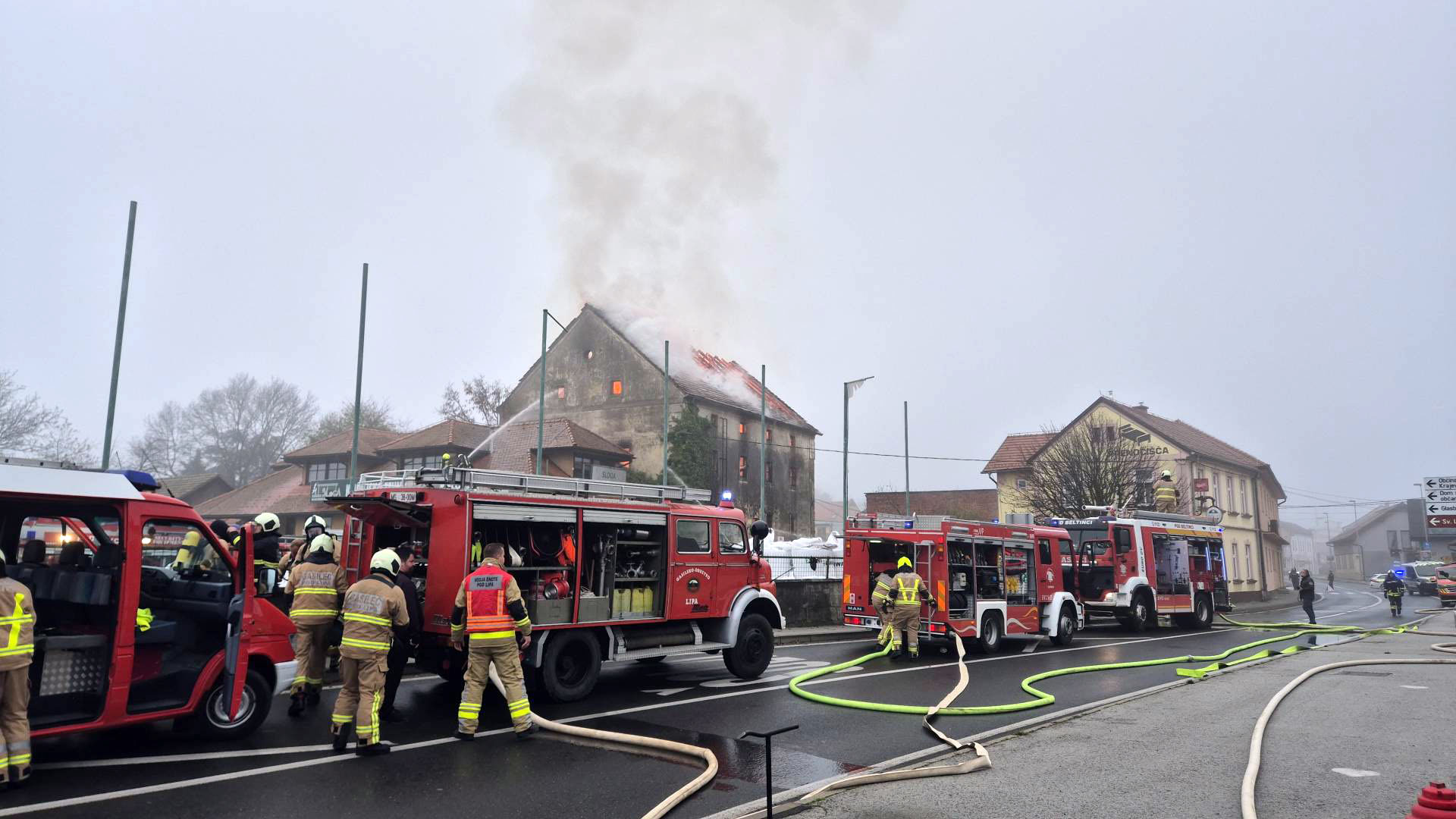 Slovenija, Beltinci, 16.11.2025, 16. november 2025Gori stavba starega mlina, dogodek , gasilci,požar Foto:F.A.Bobo
