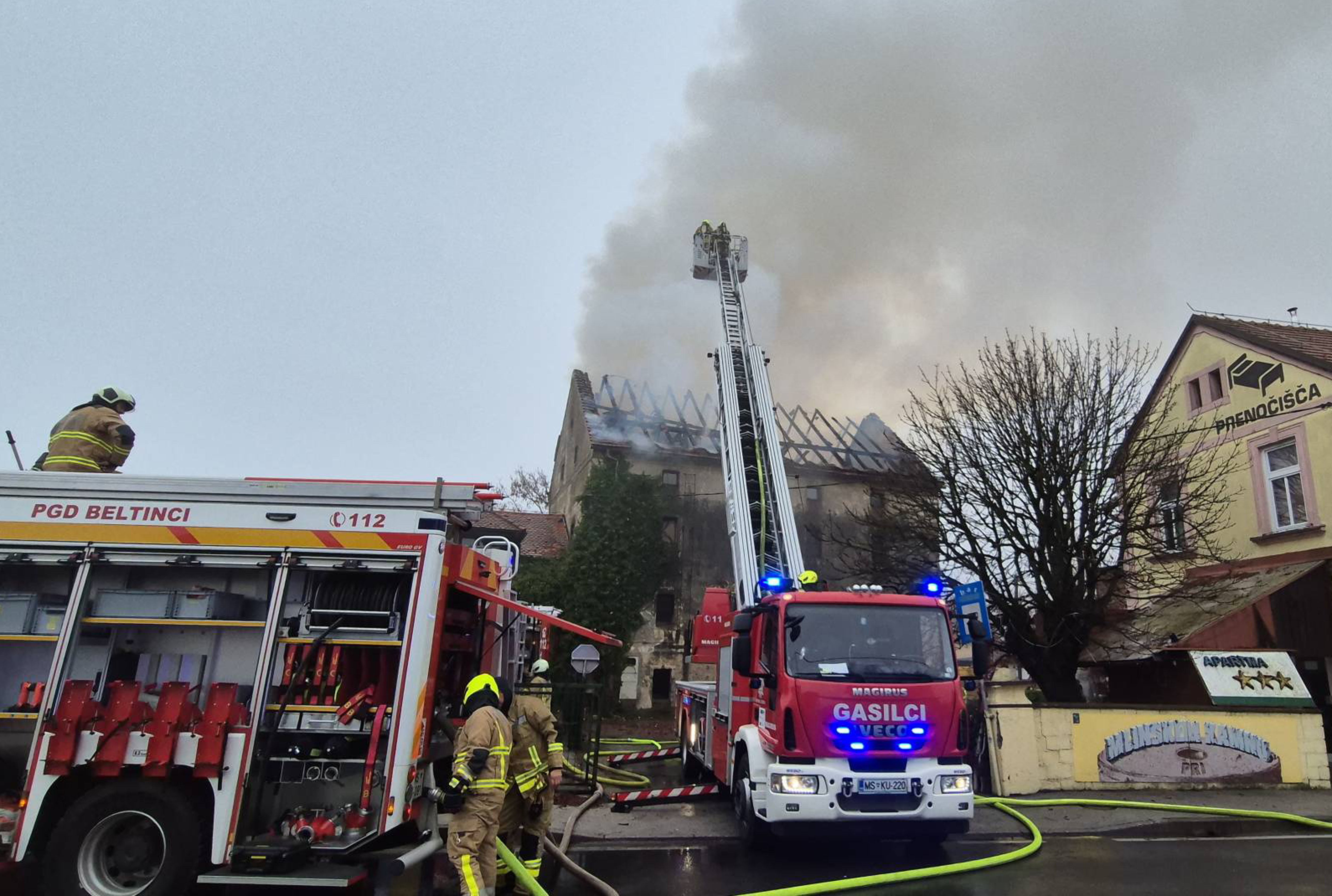 Slovenija, Beltinci, 16.11.2025, 16. november 2025Gori stavba starega mlina, dogodek , gasilci,požar Foto:F.A.Bobo