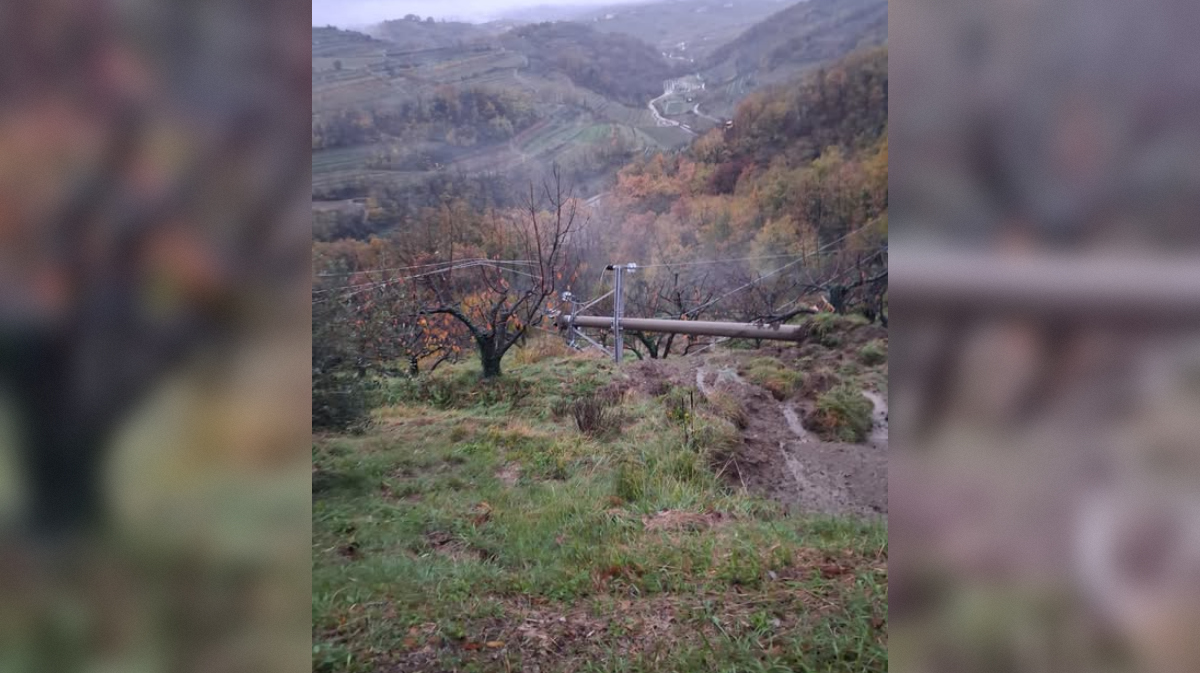 Porušeni steber daljnovoda v Višnjeviku v Goriških brdih