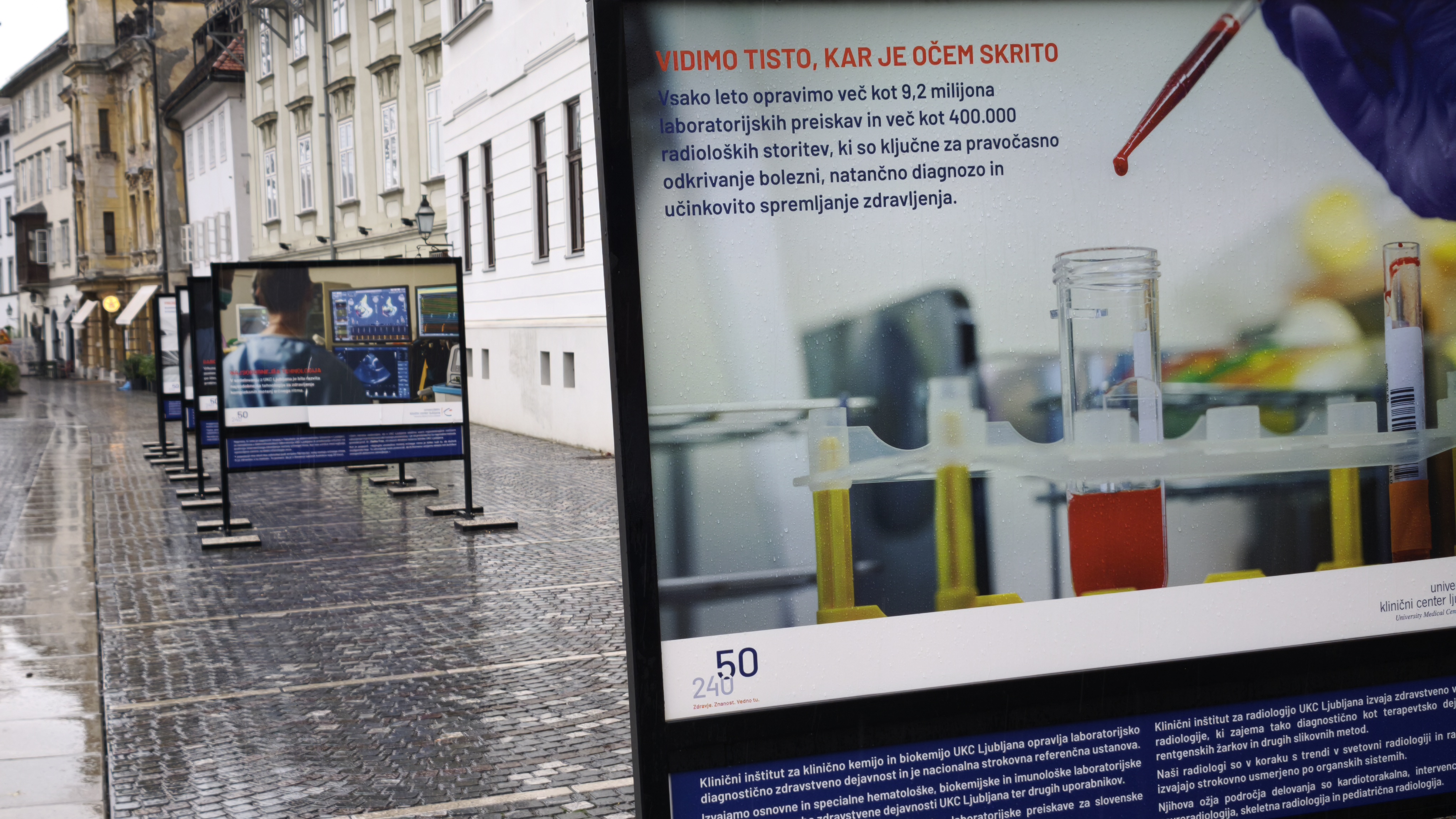 Vandalizem razstave UKC Ljubljana na Gallusovem nabrežju